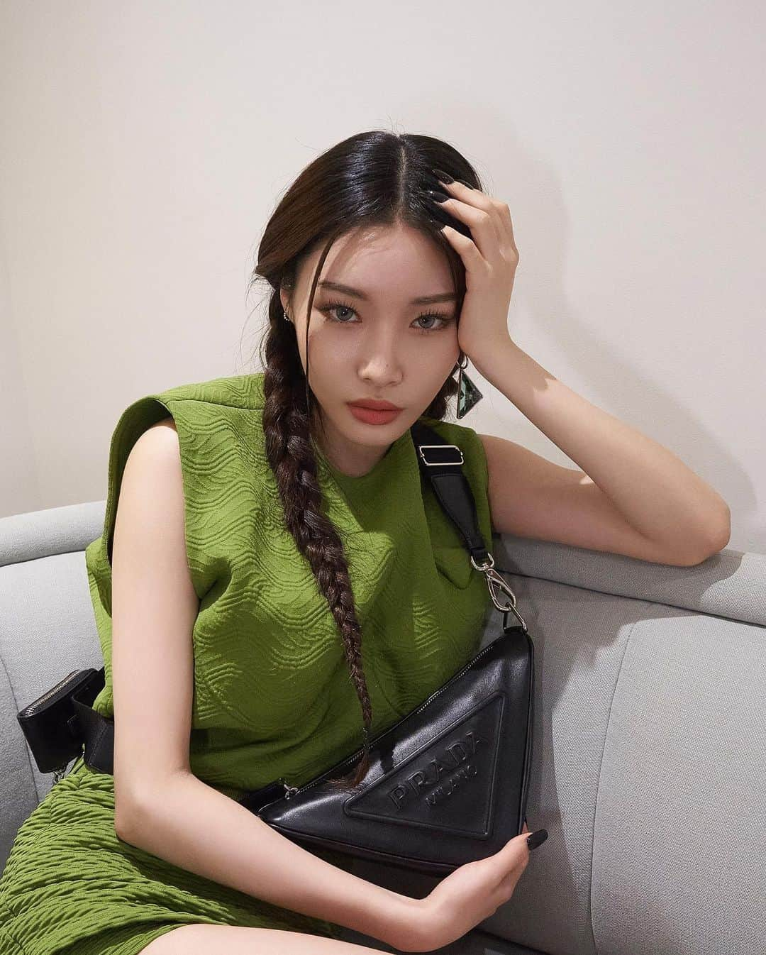 チョンハさんのインスタグラム写真 - (チョンハInstagram)「@Prada #PradaFW22 #PradaTriangle #광고 미우치아 프라다와 라프시먼스가 함께하는 프라다 FW22 여성복 컬렉션, 2022년 2월 24일 오후 10시 프라다 닷컴을 통해 함께 보실 수 있습니다🤘🏻🖤  #청하 #CHUNGHA」2月24日 20時20分 - chungha_official