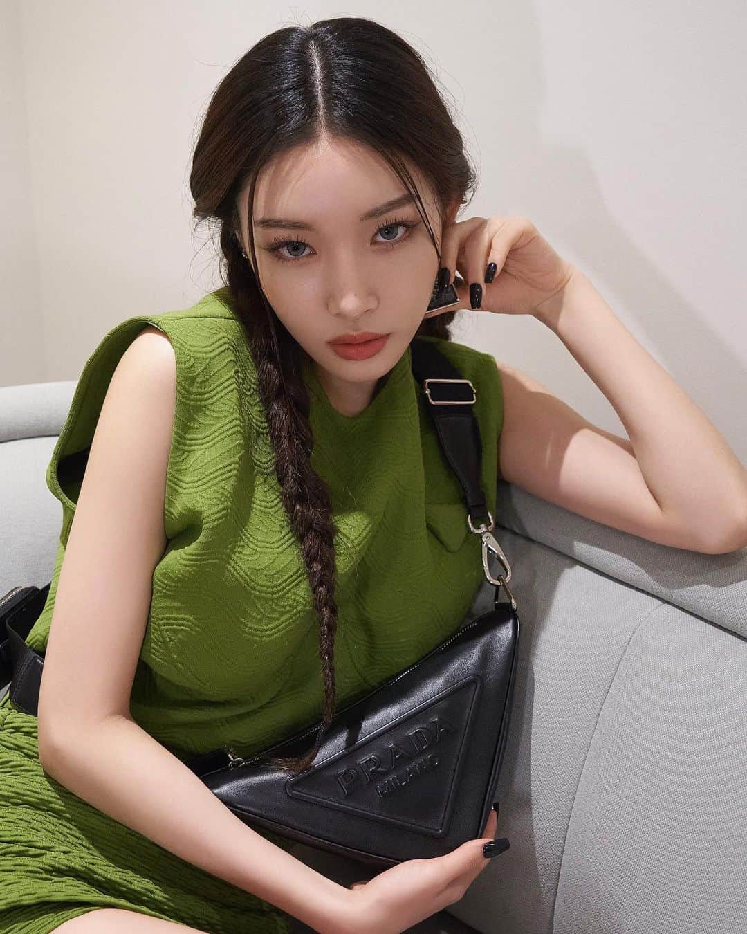 チョンハのインスタグラム：「@Prada #PradaFW22 #PradaTriangle #광고 미우치아 프라다와 라프시먼스가 함께하는 프라다 FW22 여성복 컬렉션, 2022년 2월 24일 오후 10시 프라다 닷컴을 통해 함께 보실 수 있습니다🤘🏻🖤  #청하 #CHUNGHA」