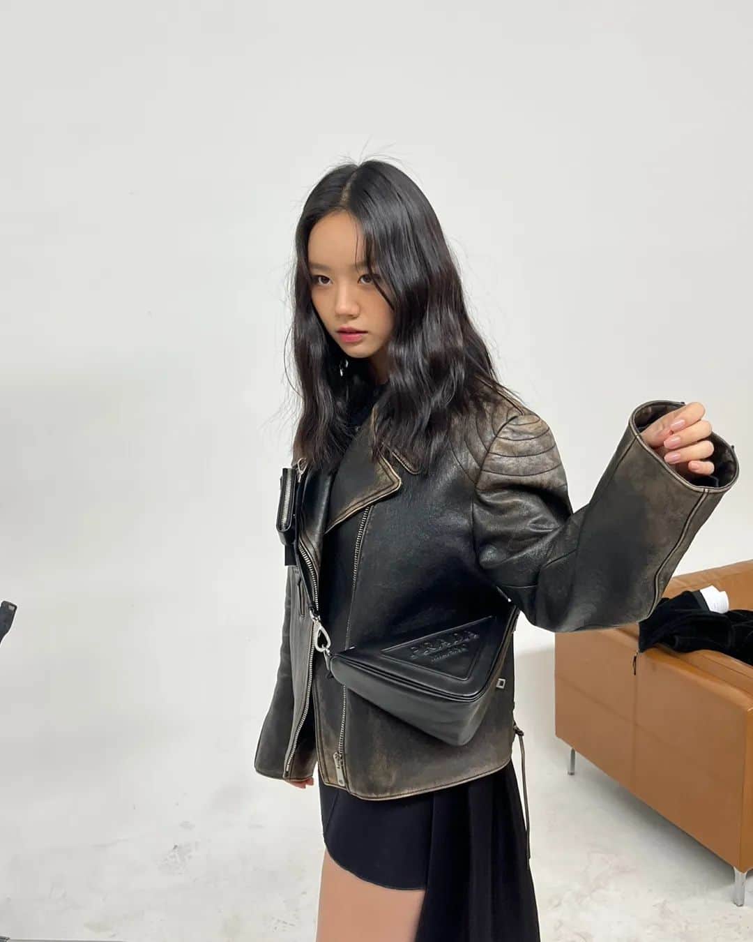 ヘリ のインスタグラム：「@Prada #PradaFW22 #PradaTriangle  🎥」