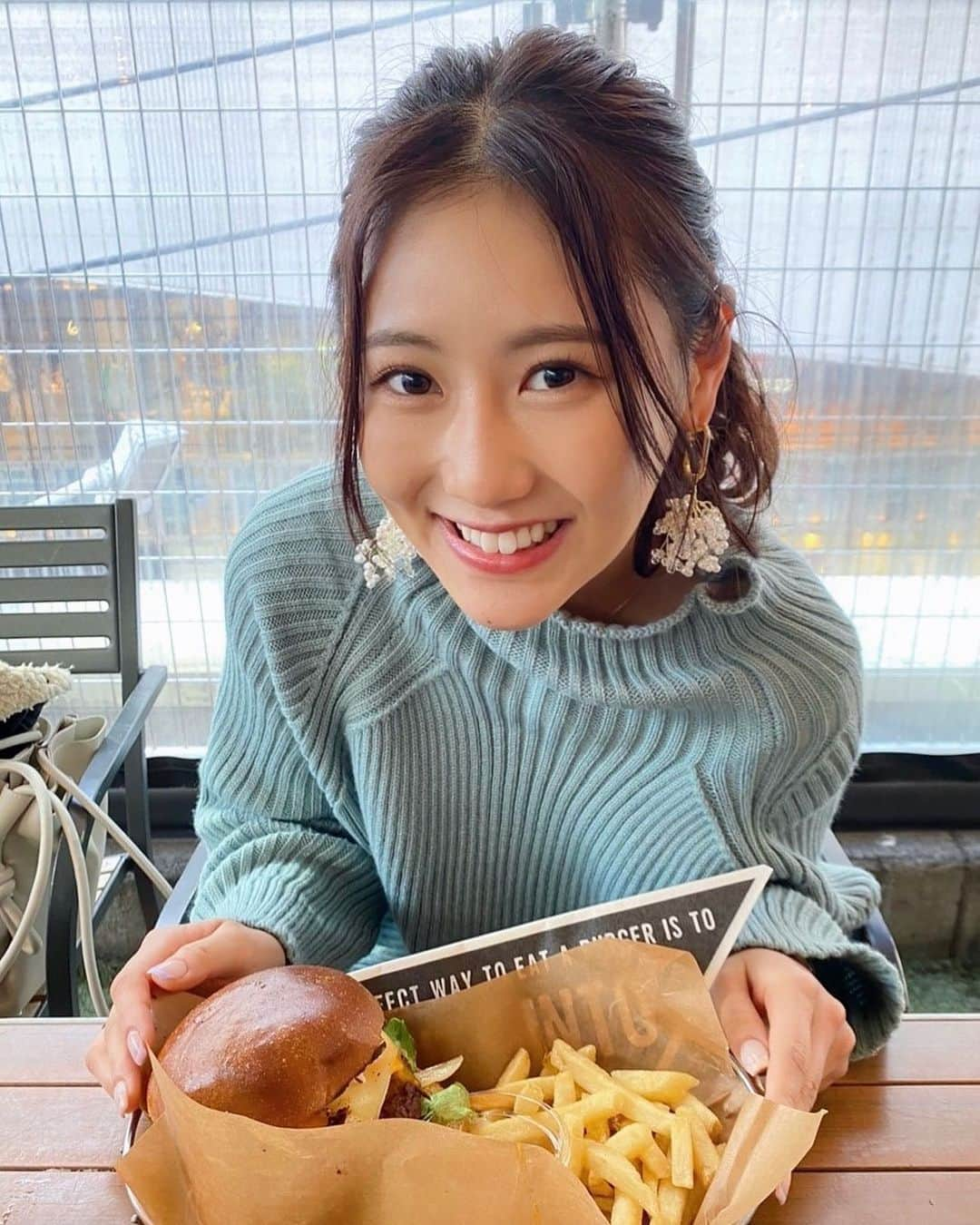 西野未姫さんのインスタグラム写真 - (西野未姫Instagram)「ハンバーガーってめっちゃ美味しいですね😳🍔❤️  #ハンバーガー #久しぶりに食べた #何年ぶりだろう  #食べたら美味しすぎた #ハマりそう #クワトロチーズハニーバーガー #カロリーやばそう #おいしい幸せって思って食べるようにしてる #そしたら後悔しない #たまにのご褒美 #デザートは我慢しました #褒めて」2月24日 20時31分 - nishinomiki_official