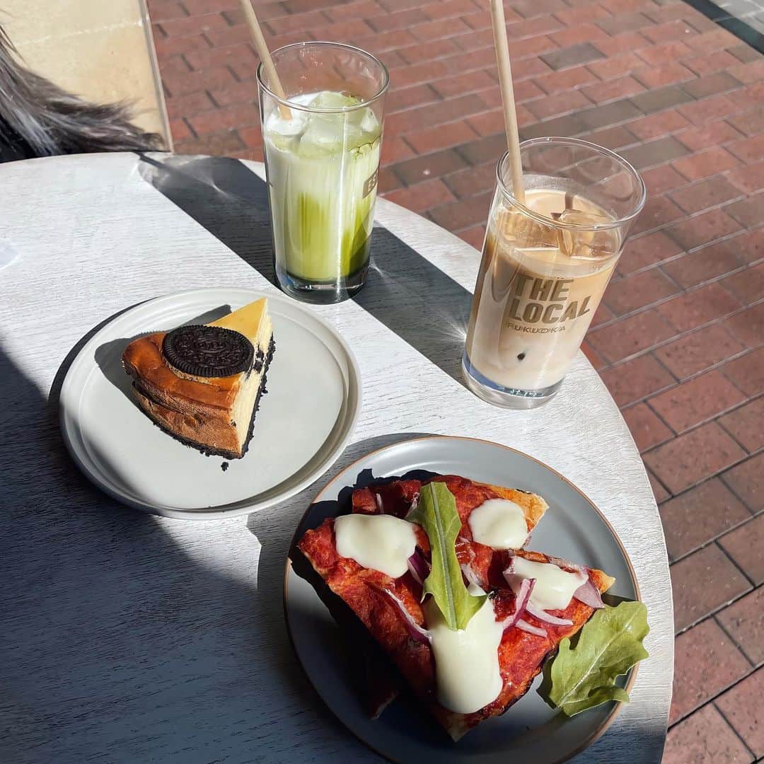 上地雅弥 MURUAのインスタグラム：「サクッとカフェ☕️ 天気良かったから外で食べたけど 風寒すぎて凍えた。。笑 . 秒で終わったけど楽しかった🤍 . . 久々の更新ですが、元気にしてます〜😌 . . #カフェ #博多カフェ #福岡カフェ #福岡 #cafe #fukuoka #hakata #thelocalcoffeestand」