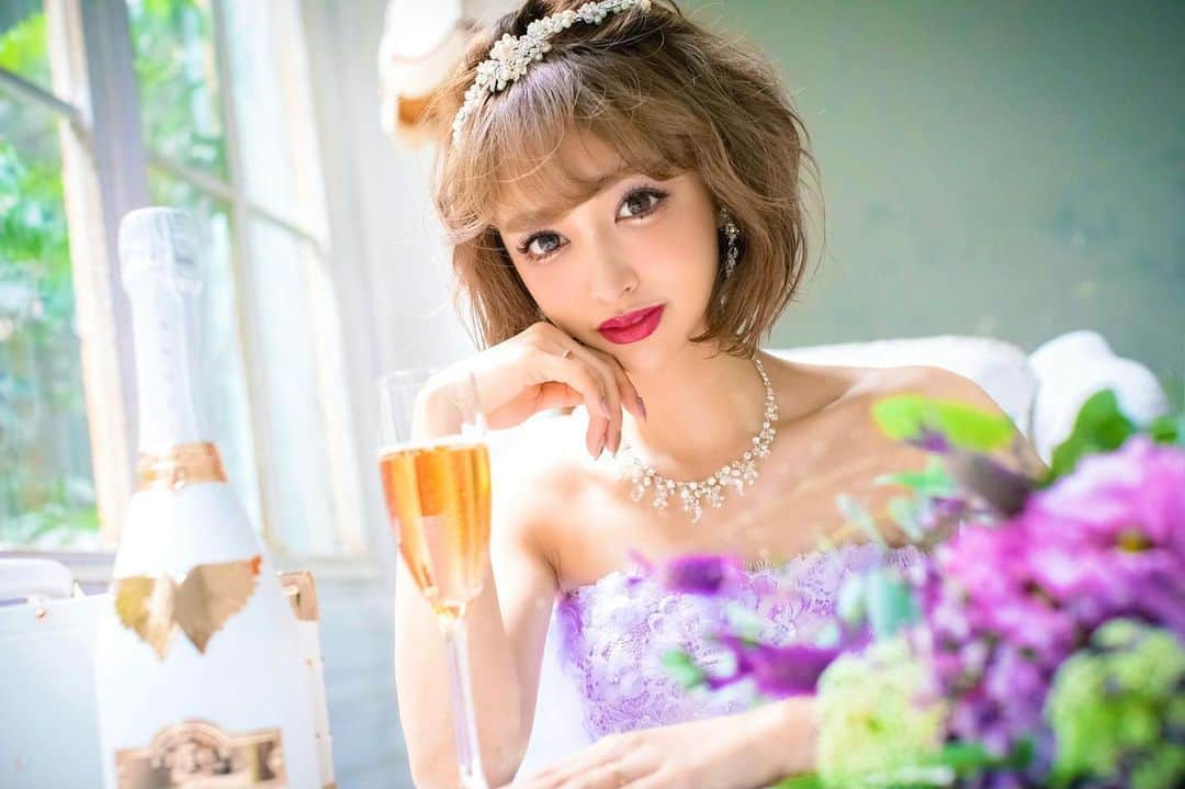 サキ吉さんのインスタグラム写真 - (サキ吉Instagram)「昨日の写真好評だったので別カット🤭✨ これ、結婚したタイミングで エンジェルシャンパンさんの企画でウエディング撮影した時のpicなの📸 ラベンダーのドレスずっと着たかったから嬉しかったな💜 ． #weddingphotography  #ウエディングフォト」2月24日 12時01分 - sakikichi1201