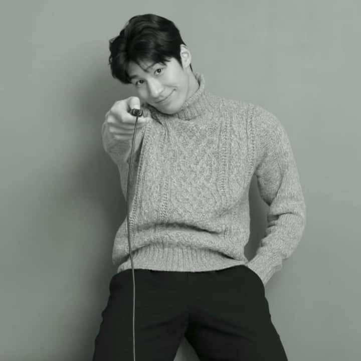 キム・ヨンチョルのインスタグラム：「#황대헌 선수와 방송후 다시 전화로 통화했다. 계속 해도 계속 웃는다. #세계선수권 끝나고 #철파엠 에 나와주면 정말 좋겠다~👍」