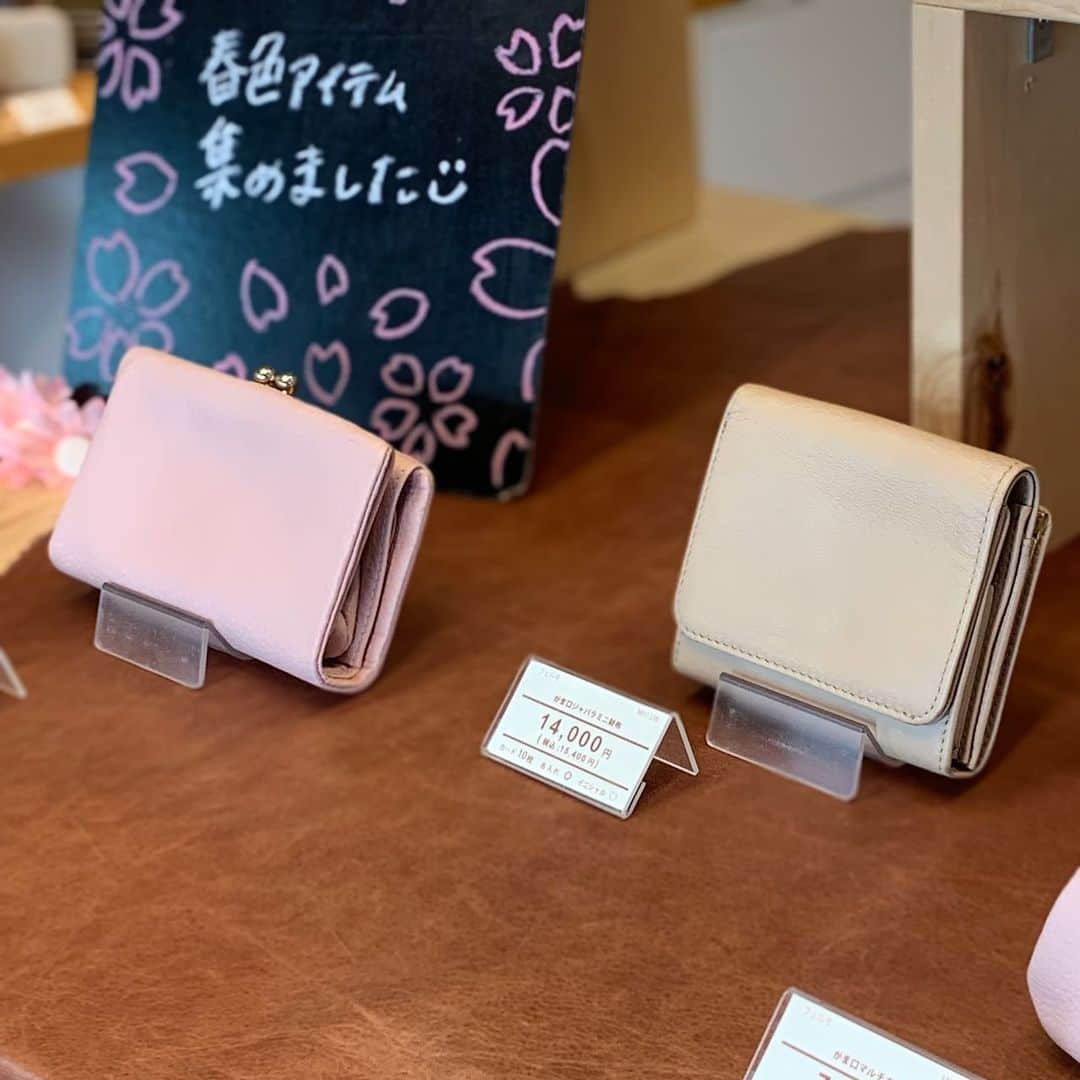 革財布のお店mic 自由が丘店のインスタグラム：「🌸🌸🌸  春色アイテム集めました！ 出ている以外のお色もありますよ〜¨̮ )/  この時期決まって出るスタバの桜ラテ美味しすぎ……幸せ…… 皆様も1000円以内で幸せになれるのでぜひ。  ~~~~~~~   #桜  #春色  #春カラー  #ピンク  #ベージュ  #🌸 #革財布  #革小物とお財布のお店mic  #財布  #お財布  #がま口財布  #がま口  #👛 #春財布  #牛革  #お財布ショルダー  #ミニ財布  #スタバの新作  #美味しい」