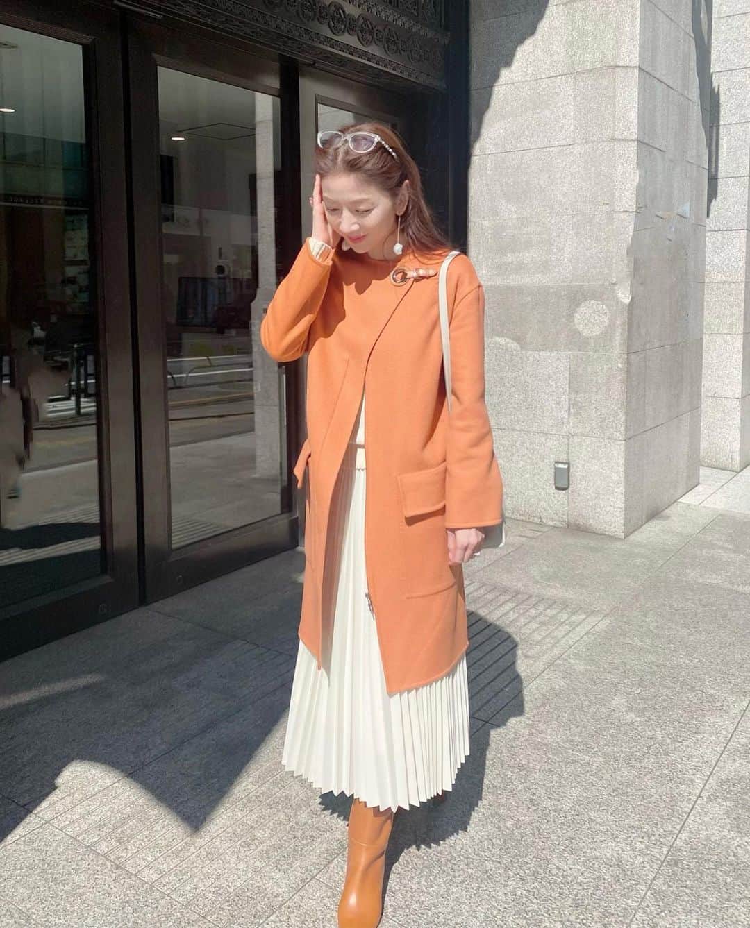 のインスタグラム：「どうしても欲しいものがあってISETANへ🏃  ☀️🤳日差しが強過ぎて ちゃんと前を向けない‼️ (あとは顔を😣しかめてる写真ばかり)  欲しいものはゲット出来ました💛😊 (👉🏻4枚目はコートの中身:購入品ではありません) #ftcbeauty #滞在時間30分 #明日はYouTube撮影 #伊勢丹駆け抜けの技 #目的のモノだけ買って帰ると誓う #欲しいものは長蛇の列 #まさかの白ニット #お揃いではありません #たまたま被っただけよ #娘失笑」