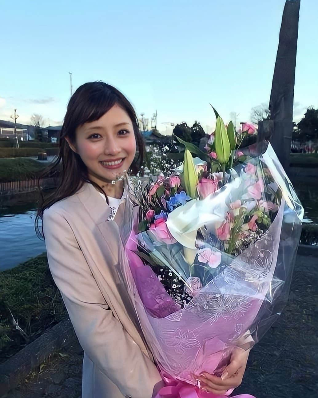 石原さとみ　ファンアカウントさんのインスタグラム写真 - (石原さとみ　ファンアカウントInstagram)「失恋ショコラティエのオフショット #石原さとみ さん #失恋ショコラティエ #ドラマ #オフショット #さえこさん #花束 #前髪あり #ロング #ハーフアップ #笑顔 #可愛い」2月24日 13時20分 - ishihara_satomi719