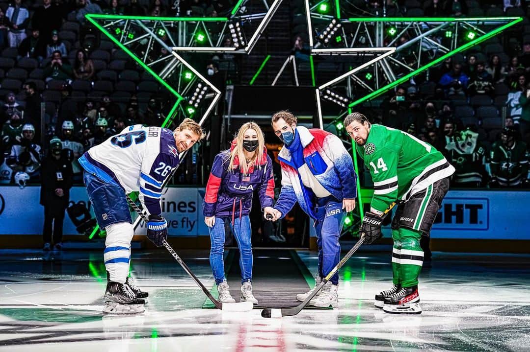 アシュリー・ケインのインスタグラム：「Thank you @dallasstars for having us drop the puck at tonight’s game!  Feels good to be home🇺🇸」