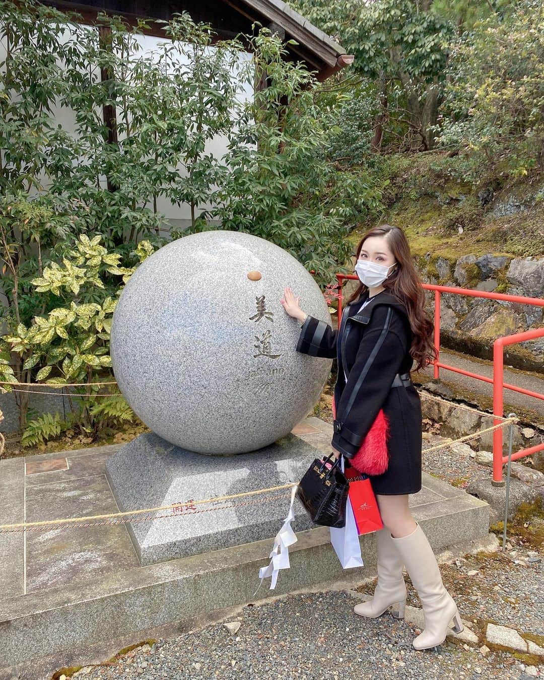 石田安奈のインスタグラム：「即成院✨✨✨  こちらは触ると美人になると言われているのでこれでもかというくらい触ってきました😂💓  美人ママ目指す😎❤️❤️❤️  #南無阿弥陀#仏像#極楽道場 #京都#即成院#お寺#神社#上場 #上場企業 #出産報告#女の子ママ#女の子ベビー#出産#プレママ#産後#赤ちゃん#新米ママ#べビスタグラム#赤ちゃんのいる生活#バーキン25#バーキン #エルメス#girl#baby#babygirl#mom#happymom#hermès #hermes」