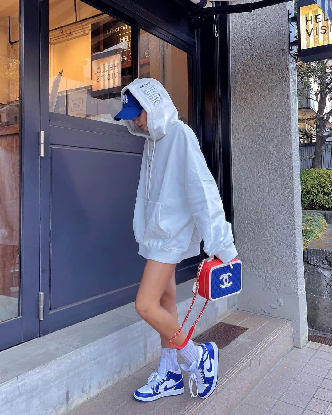 鈴木愛美さんのインスタグラム写真 - (鈴木愛美Instagram)「💙👟💙👟💙👟💙👟💙  @randyjamclub 新作!!!!!! 明日（25日）発売✌🏾🔥 ▶︎ 19:00 Release  ブラック / ホワイト 2color♡ unisex  フードのシートが鬼かわっ😍🔥 #randyjam  #fashion #ootd #code #👠 #fashionista #fashiongram #ootdfashion #manyacode」2月24日 13時44分 - x.manya.x