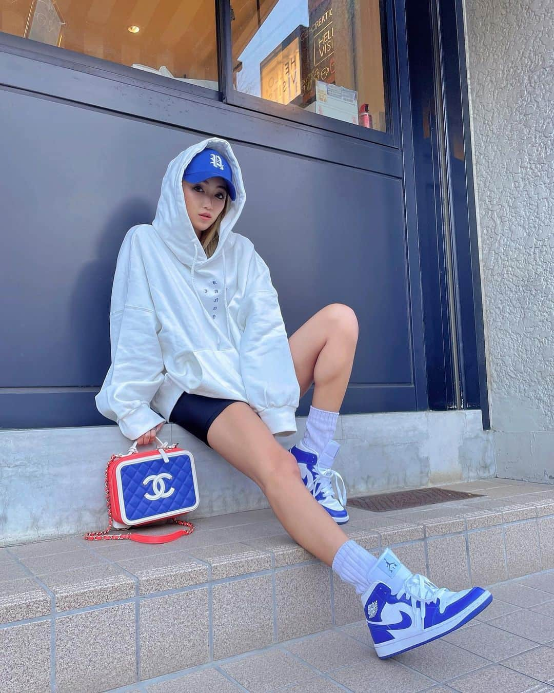 鈴木愛美さんのインスタグラム写真 - (鈴木愛美Instagram)「💙👟💙👟💙👟💙👟💙  @randyjamclub 新作!!!!!! 明日（25日）発売✌🏾🔥 ▶︎ 19:00 Release  ブラック / ホワイト 2color♡ unisex  フードのシートが鬼かわっ😍🔥 #randyjam  #fashion #ootd #code #👠 #fashionista #fashiongram #ootdfashion #manyacode」2月24日 13時44分 - x.manya.x