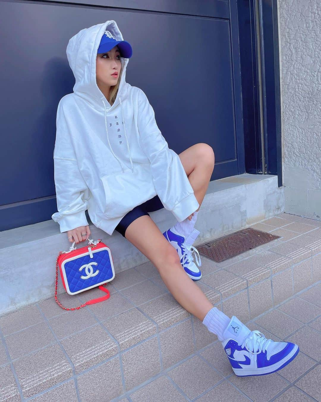 鈴木愛美さんのインスタグラム写真 - (鈴木愛美Instagram)「💙👟💙👟💙👟💙👟💙  @randyjamclub 新作!!!!!! 明日（25日）発売✌🏾🔥 ▶︎ 19:00 Release  ブラック / ホワイト 2color♡ unisex  フードのシートが鬼かわっ😍🔥 #randyjam  #fashion #ootd #code #👠 #fashionista #fashiongram #ootdfashion #manyacode」2月24日 13時44分 - x.manya.x