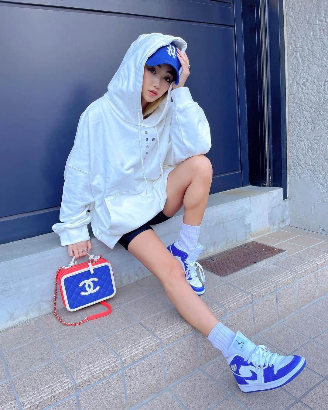 鈴木愛美さんのインスタグラム写真 - (鈴木愛美Instagram)「💙👟💙👟💙👟💙👟💙  @randyjamclub 新作!!!!!! 明日（25日）発売✌🏾🔥 ▶︎ 19:00 Release  ブラック / ホワイト 2color♡ unisex  フードのシートが鬼かわっ😍🔥 #randyjam  #fashion #ootd #code #👠 #fashionista #fashiongram #ootdfashion #manyacode」2月24日 13時44分 - x.manya.x