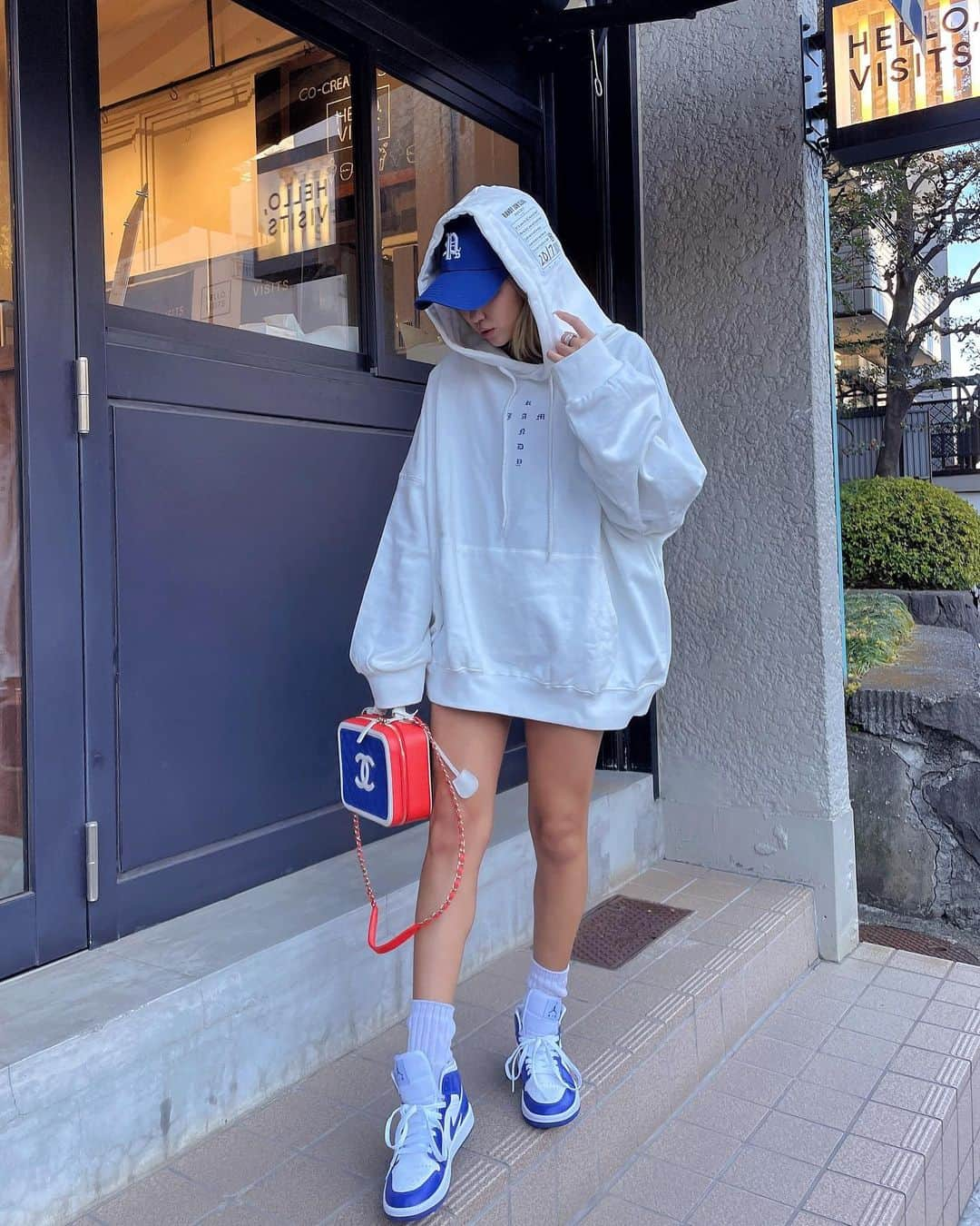 鈴木愛美さんのインスタグラム写真 - (鈴木愛美Instagram)「💙👟💙👟💙👟💙👟💙  @randyjamclub 新作!!!!!! 明日（25日）発売✌🏾🔥 ▶︎ 19:00 Release  ブラック / ホワイト 2color♡ unisex  フードのシートが鬼かわっ😍🔥 #randyjam  #fashion #ootd #code #👠 #fashionista #fashiongram #ootdfashion #manyacode」2月24日 13時44分 - x.manya.x