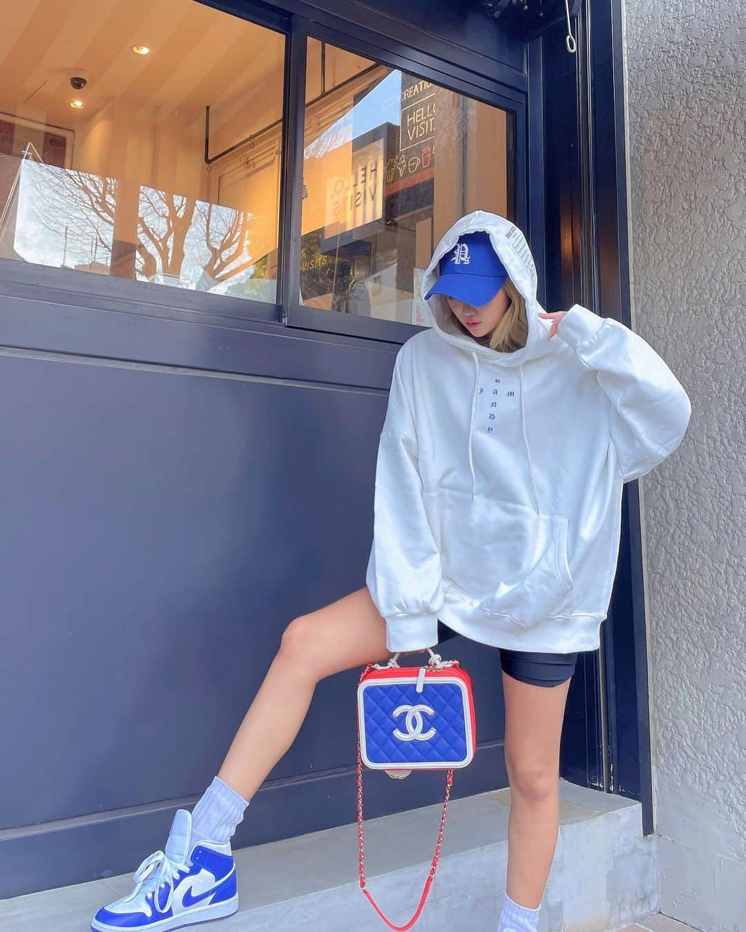 鈴木愛美さんのインスタグラム写真 - (鈴木愛美Instagram)「💙👟💙👟💙👟💙👟💙  @randyjamclub 新作!!!!!! 明日（25日）発売✌🏾🔥 ▶︎ 19:00 Release  ブラック / ホワイト 2color♡ unisex  フードのシートが鬼かわっ😍🔥 #randyjam  #fashion #ootd #code #👠 #fashionista #fashiongram #ootdfashion #manyacode」2月24日 13時44分 - x.manya.x