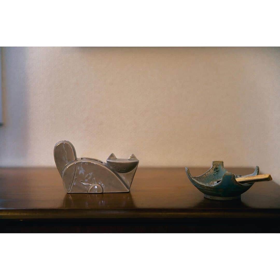 のインスタグラム：「・ 【Afternoon Tea LIVINGで発売のCat's NapTime第7弾アイテムご紹介】 #cats_naptime7 @catsnaptime  イラストレーター・グラフィックデザイナーのkilldiscoさんのアートを元に立体的に型を起こした一輪挿し。背中部分としっぽの先に花が活けられるようになっています。まるで平面のような、立体のネコはそのまま飾っても面白いアイテムです。  ---------- killdisco @killdisco  ---------- デザイン会社勤務、アパレルブランドのインハウスデザイナーなどを経て現在は書籍の装画や挿絵、パッケージやリーフレットなどを中心にイラストレーター/グラフィックデザイナーとして活動中。物の形にフォーカスした作品やそれぞれの境界を曖昧に混ぜ合わせるような作品を制作しています。  ※店舗によって在庫状況が異なりますので、お求めの際には各店舗にお問い合わせくださいますようお願いいたします。アフタヌーンティー公式オンラインストアでは完売いたしました。  #catsnaptime #cats_naptime7 #cats_naptime #AfternoonTea #AfternoonTeaLIVING #アフタヌーンティー #アフタヌーンティーリビング #ネコ #catsissue #Letters_to_cats_Letters_from_cats #一輪挿し #フラワーベース #花瓶」