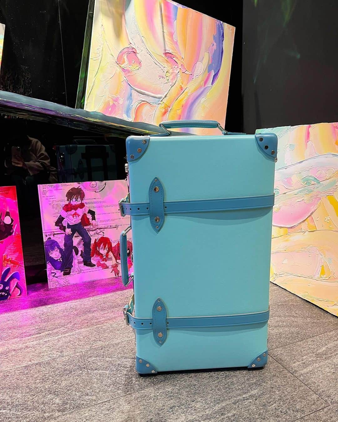 新希咲乃さんのインスタグラム写真 - (新希咲乃Instagram)「ずっとずっとずっと欲しかった ティファニーのスーツケース！！ 可愛すぎて眺めてるだけで幸せ…🐬  Tiffany × GLOBE-TROTTER  なんとmiiumでお世話になっている  @hotel_lovers.official の会社の社長さんがプレゼントしてくれましたー😭  本当にありがとうございます😭💛 家宝にします！！  持って旅行行きたいけど、 ゴロゴロして歩く自信ない… ずっと手持ちにしちゃいそうなくらい 可愛い、、、、😭  #Tiffany  #GLOBETROTTER #ホテラバ」2月24日 13時59分 - niki_sakino