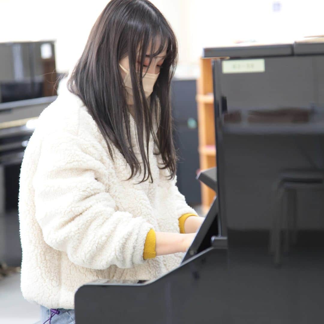 福岡女子短期大学さんのインスタグラム写真 - (福岡女子短期大学Instagram)「・ #何気ない瞬間を残したい ・ 短大生の日常を紹介する福女短スナップ📷 . こちらは子ども学科１年生の皆さん🐨音楽リズム実習室でピアノの練習中でした🎀 . 皆で同じ曲を練習しているという事で、３人での連弾に挑戦💕最初はうまく合わなかったのですが、最後は綺麗な連弾演奏になりました🎀 . #保育士の卵 #幼稚園教諭の卵 として頑張っています👑撮影に協力いただきありがとうございました✨ . #福女短スナップ #クラスメイト #ポートレート撮影 • 撮影機材: Canon EOS 5D Mark II （ƒ/9.0 1/60 60mm ISO3200） • #太宰府市 #短大 #大学生 #女子大 #good_portraits_japan #こども好き #大学 #幼稚園の先生になりたい #幼稚園教諭 #幼稚園教諭の卵 #保育士の卵 #保育士になりたい #福岡カメラ部」2月24日 14時07分 - fukuoka_wjc