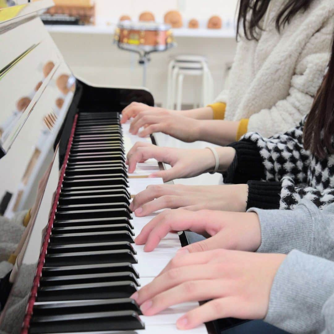 福岡女子短期大学さんのインスタグラム写真 - (福岡女子短期大学Instagram)「・ #何気ない瞬間を残したい ・ 短大生の日常を紹介する福女短スナップ📷 . こちらは子ども学科１年生の皆さん🐨音楽リズム実習室でピアノの練習中でした🎀 . 皆で同じ曲を練習しているという事で、３人での連弾に挑戦💕最初はうまく合わなかったのですが、最後は綺麗な連弾演奏になりました🎀 . #保育士の卵 #幼稚園教諭の卵 として頑張っています👑撮影に協力いただきありがとうございました✨ . #福女短スナップ #クラスメイト #ポートレート撮影 • 撮影機材: Canon EOS 5D Mark II （ƒ/9.0 1/60 60mm ISO3200） • #太宰府市 #短大 #大学生 #女子大 #good_portraits_japan #こども好き #大学 #幼稚園の先生になりたい #幼稚園教諭 #幼稚園教諭の卵 #保育士の卵 #保育士になりたい #福岡カメラ部」2月24日 14時07分 - fukuoka_wjc