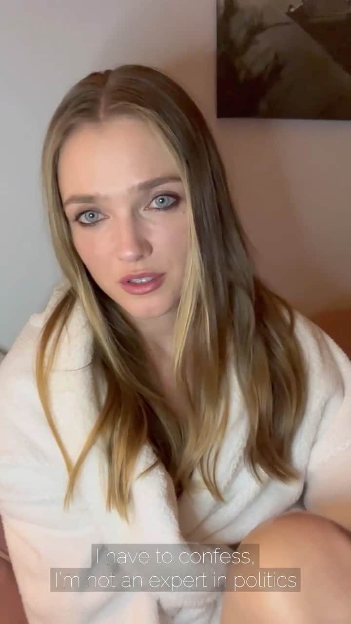 ヴラダ・ロスリャコヴァのインスタグラム：「Vocally unprepared, but it comes straight from the bottom of my heart.  P.S.there are subtitles if you open video in full #prayingforpeace #лишьбынебыловойны」