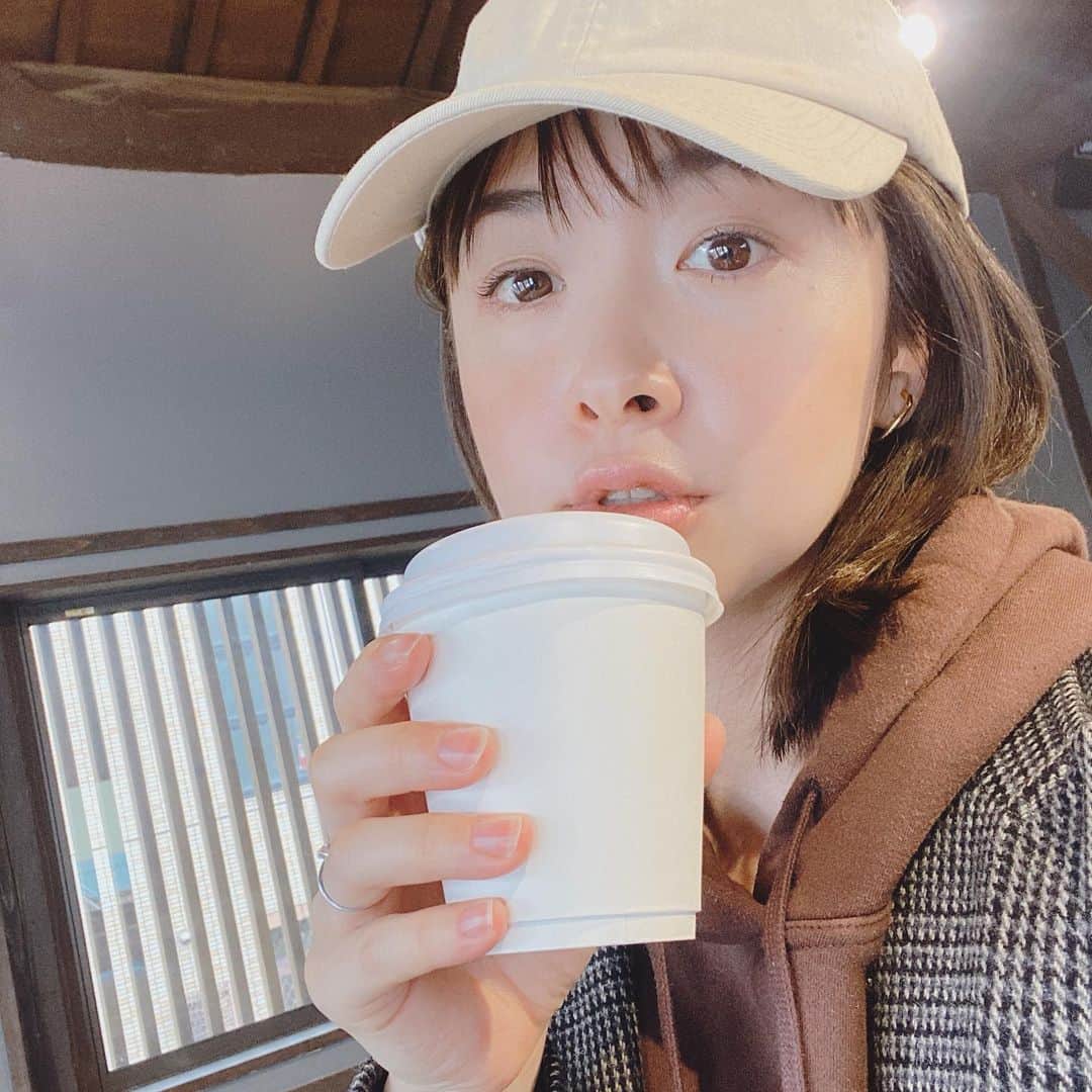 黛英里佳さんのインスタグラム写真 - (黛英里佳Instagram)「⁡ ⁡ お店近くの駐車場に着いた途端、ギャン泣きからの車の中でミルク飲ませてゲップさせて落ち着かせてようやく入店。 ⁡ ⁡ ふー😂やっといっぷく☕️ ⁡ ⁡ いつものカフェ　@coffeegallery.jpn にて😋 ⁡ ⁡ #謎の顔面3連チャン#カフェ#お散歩」2月24日 15時04分 - erikamayuzumi_official