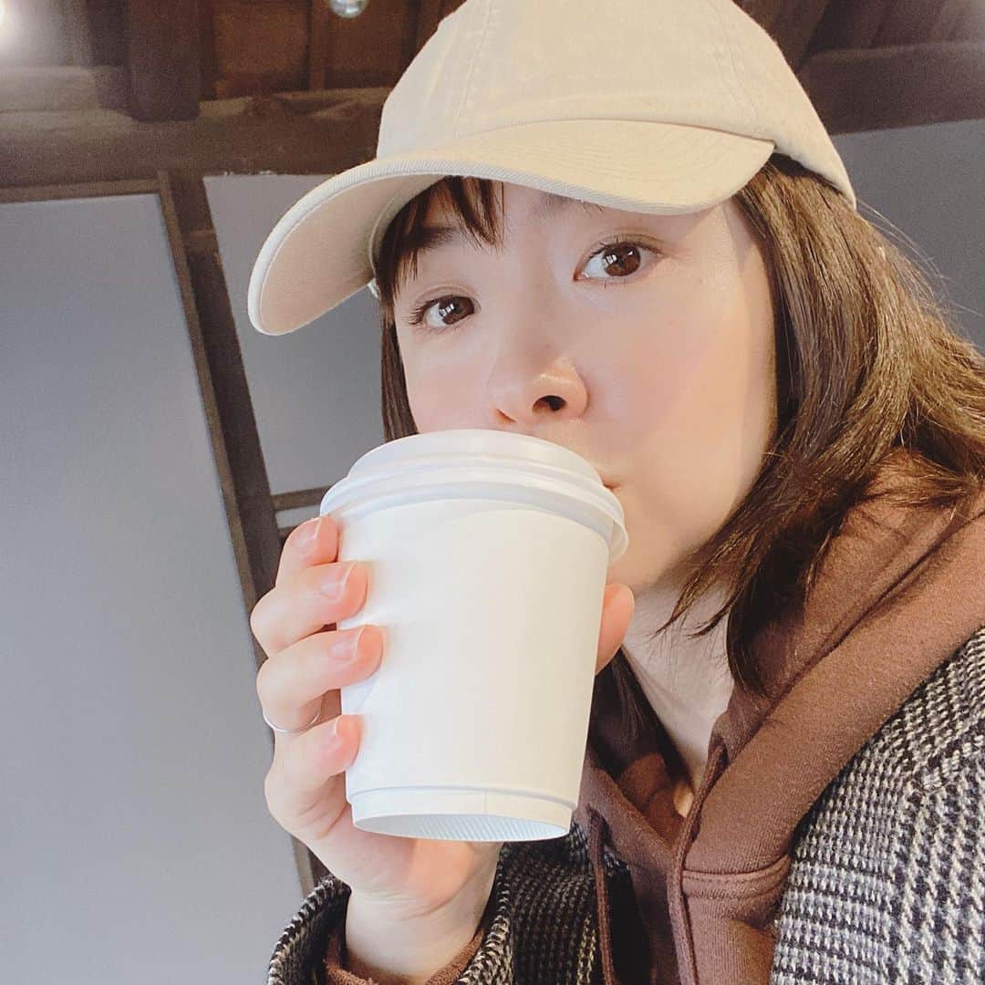 黛英里佳さんのインスタグラム写真 - (黛英里佳Instagram)「⁡ ⁡ お店近くの駐車場に着いた途端、ギャン泣きからの車の中でミルク飲ませてゲップさせて落ち着かせてようやく入店。 ⁡ ⁡ ふー😂やっといっぷく☕️ ⁡ ⁡ いつものカフェ　@coffeegallery.jpn にて😋 ⁡ ⁡ #謎の顔面3連チャン#カフェ#お散歩」2月24日 15時04分 - erikamayuzumi_official