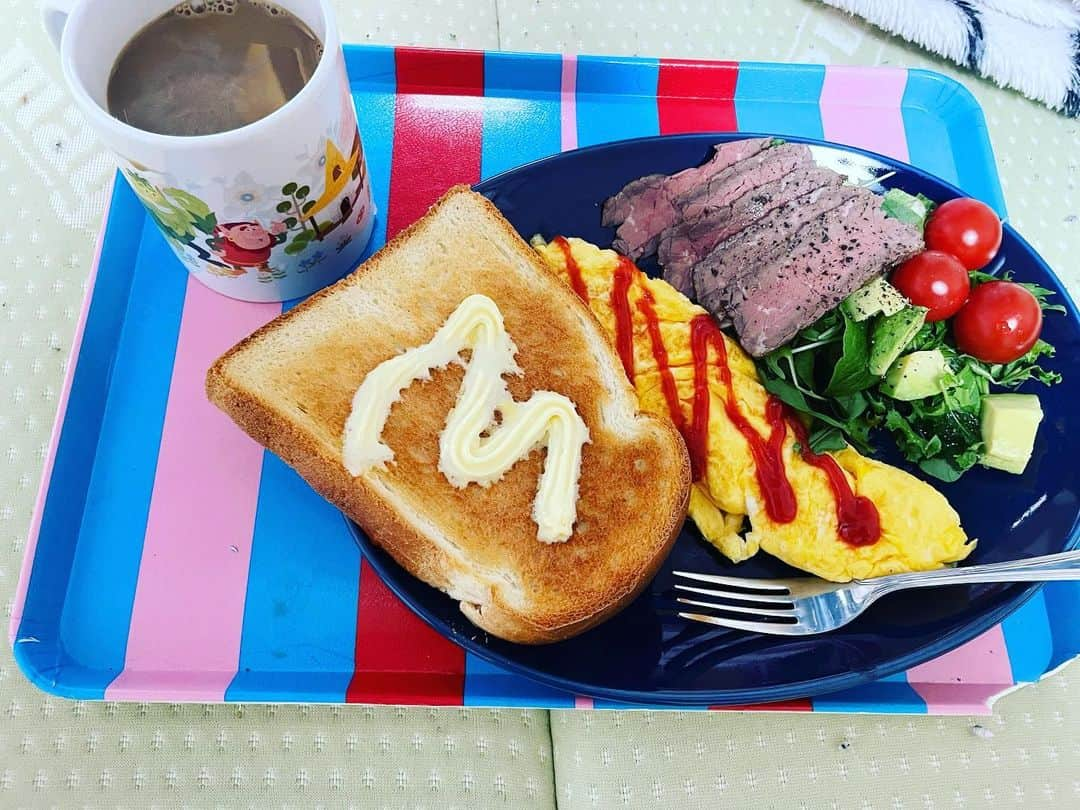 熊元プロレスのインスタグラム：「[My food]  朝食兼昼食兼晩飯  自宅待機中ほんの少しだけ食事に気を遣ってます。 遅くなりましたがサラダにオリーブオイルはじめました！  #Breakfastonthebed #Coffee in a HIRAKATA PARK mug」