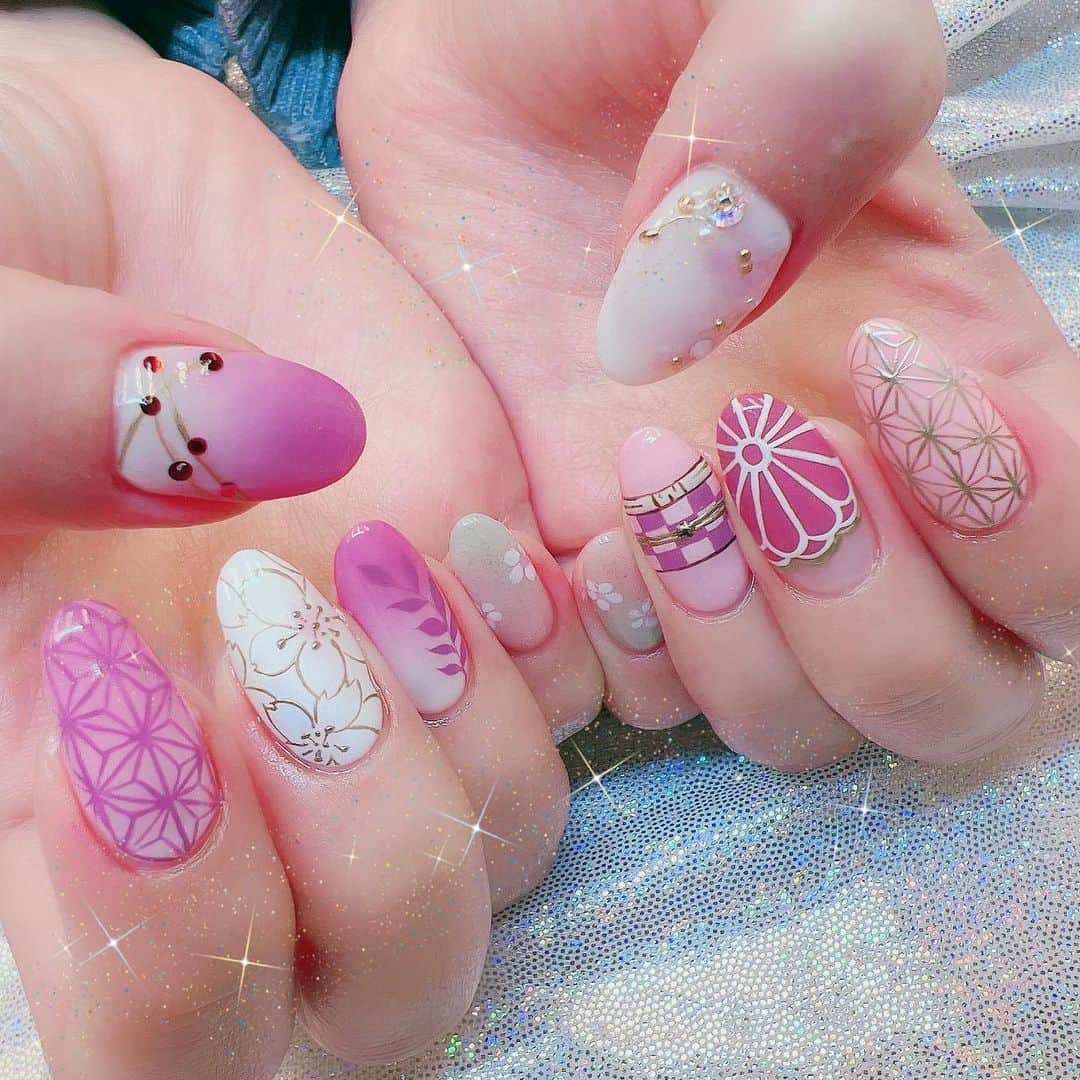 林檎蜜紀さんのインスタグラム写真 - (林檎蜜紀Instagram)「🆕ネイル💅 春をまつ、、🌸鬼滅の刃ネイル💅 今日はピンクっぽいのがいいなって思って ねずこちゃんネイルにした💖  1か月に一度、素敵な爪にしてもらえる時間が楽しみすぎてご褒美💕😂  🆕ネイル💅 鬼滅の刃、禰󠄀豆子🐭ネイル💅  new nail💅🌸  #鬼滅の刃ネイル #鬼滅の刃ネイルデザイン  #禰󠄀豆子 #禰󠄀豆子ネイル  #竈門禰󠄀豆子 #モチーフネイル #痛ネイル #キャラネイル #概念ネイル  #桜ネイル #demonslayer  #nezukochan  #kimetsunoyaiba  #ジェルネイル #ネイルアート #nail  #itanail  #animenails  #美爪 #指先が宝石」2月24日 20時57分 - ringo_mitsuki