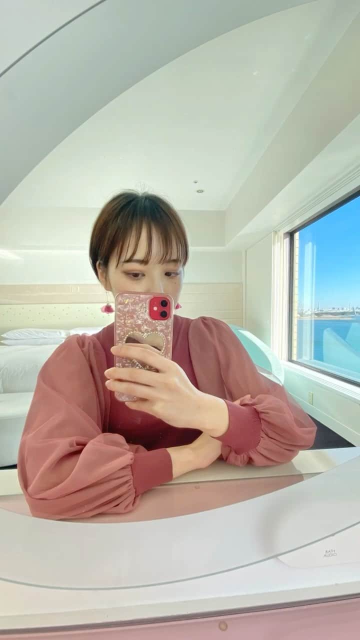 尾台彩香のインスタグラム：「. . 海と空に囲まれまるでリゾートにいるかのような気分になれる⛵ 東京ディズニーリゾート®のオフィシャルホテルである、ヒルトン東京ベイ ( @hiltontokyobay ) . 宿泊したのは、セレブリオスイート。  “セレブリオ“のコンセプトは、 「コンテンポラリーで温かみのあるデザイン空間でのリフレッシュタイム」だそうです🌟  廊下とリビングルームのカーペットは、ソーダ水の泡をイメージしているのだとか.。o○ . 部屋のドアを開けた瞬間、 「海だあああ！！」って歓喜しました🐳  東京湾の雄大な大海原を見渡せる、リビングとベッドルームからなるお部屋💎 パズルを組み合わせたようなソファ🛋をはじめ、楽しいアート感が漂う遊び心のある室内💘 白を基調に、アクアソーダブルーやラズベリーピンクの明るいアクセントカラーが印象的🌈 . 水色のコクーンソファに座ってゆったり海を眺められます👀🤍 なんと富士山やスカイツリーも見えちゃいます！ 日中は太陽が海に反射してキラキラ光って、その光景に心が澄む‥💭 夕暮れ時には夕日がとてもキレイに見えます🌆✨ . お部屋によっては、窓から東京ディズニーランド®、東京ディズニーシー®を一望できるんだって🐭🏰 . 本来はセレブリオ・ラウンジが利用できますが、コロナの影響で現在は臨時でザ・スクエアのアチェンドが開放されていました🚪  ディナーのビュッフェでは、海の近くということもあり海産物系の料理が多かった🐟 最初に出されている料理がなくなると新たな料理が次々に追加されていくシステムで、次は何だろうってワクワクした😳💗 中でも、海老のすり身をクルトンで揚げたものが食感と味が最高で一押し料理でした👏 デザートが一つ一つめちゃくちゃ凝ってて可愛かった🍰 . 朝食はフォレストガーデンで☀  野菜料理がたくさんで嬉しい🍅🥕🥦 パンはハーフサイズもあったから、たくさん種類食べられて良かった🥐🍞🥖 フレンチトーストはその場で焼きたてのを食べられちゃいます！！ シナモンシュガーやジャムも添えられてあり、パン生地は厚めで丁度いい甘さで美味でした☺ . 朝ごはんの後に、ジムエリアに設営されているスカッシュを初体験⚡  ４面を壁で囲まれたコートの中で、小さくて中が空洞のゴムボールを交互に打ち合うスポーツ。 やり方やルールは簡単なんだけど、意外とこれが運動量半端なくて疲れる😂😂 テニスの2倍の消費カロリーらしいです💨 プロの人の試合動画見たんだけど、スピードが早すぎてついていけないレベルだった😵‍💫 . ディズニーのオフィシャルホテルなので、中にはグッズショップもありました！ ディズニーに来た気分になれる💡 . また、フロントあたりにキッズルームがあったのと、朝のビュッフェにもキッズ向けの台があったのでファミリーで利用するのにもオススメだなぁって思いました👨‍👩‍👧‍👦🌟 . #ホテル #ホテルステイ #ヒルトン東京ベイ #舞浜 #ホテルランチ #ホテルディナー #ディズニー #hotel #sea #ocean #view #hilton #disney #東京女子部 #ホテルルームツアー #ルームツアー #photography #instagood #movie」