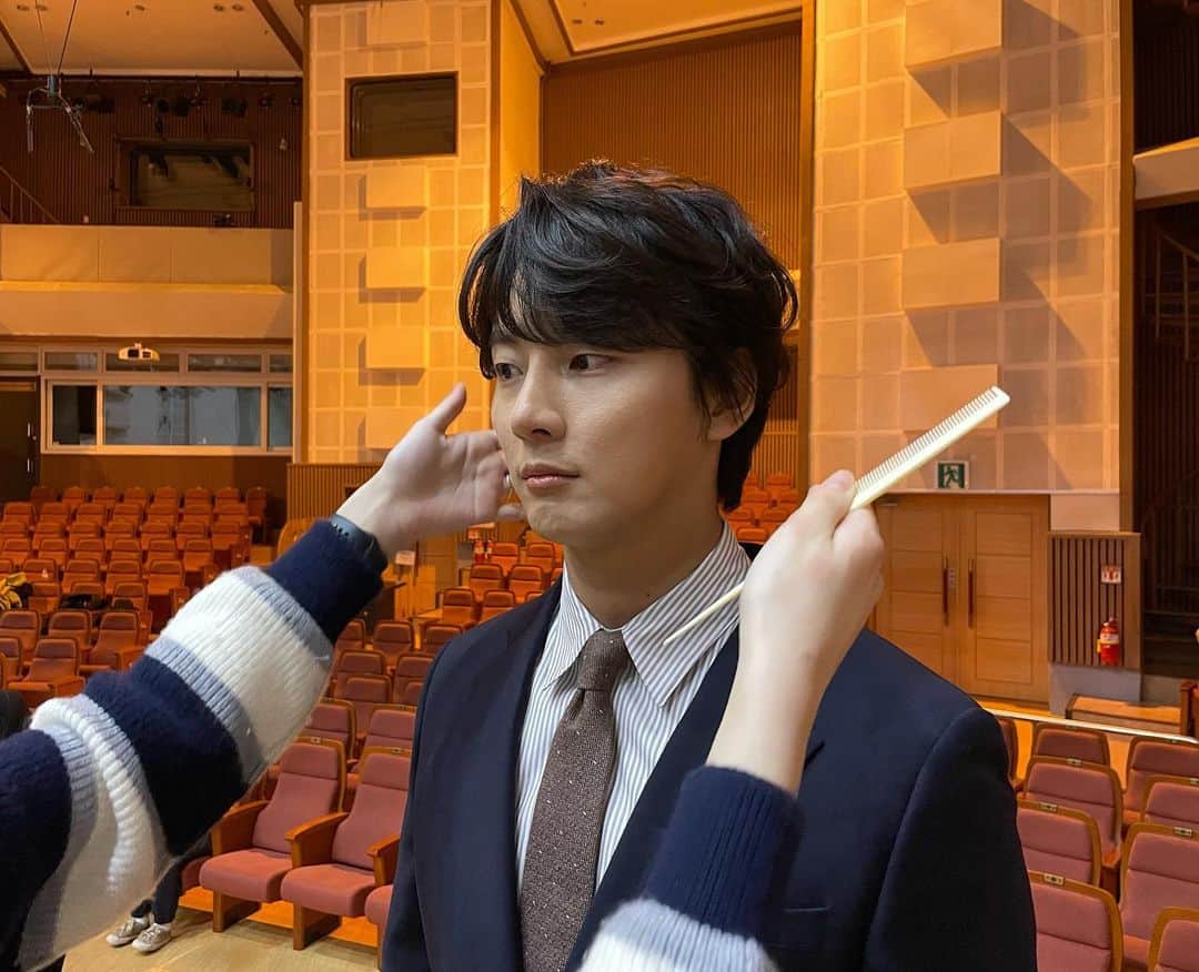 のインスタグラム：「현재는 아름다워 포스터 촬영,  혹시 우리 현재님, 긴장하고계신건가요? 🙃」
