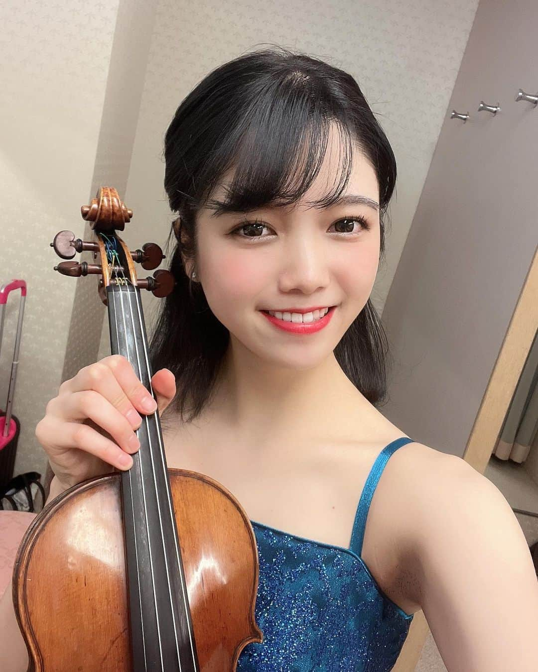 高木凜々子のインスタグラム：「ガンガンに弾いた後の私🎻 ⁡  ドレス新調👗💙」