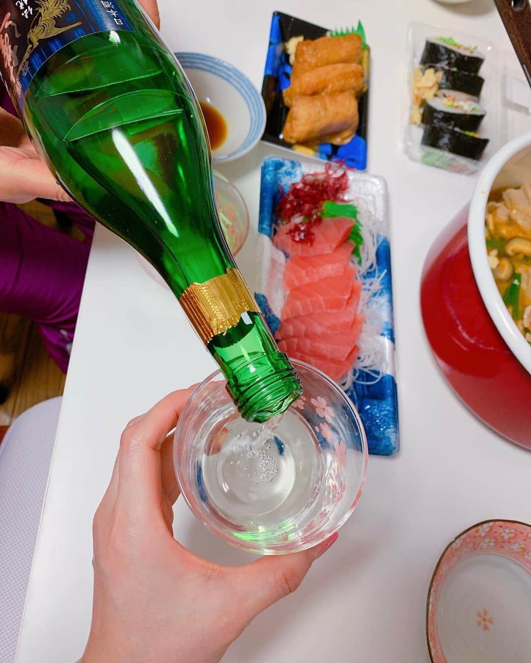 DJ MIYAさんのインスタグラム写真 - (DJ MIYAInstagram)「やっほーぉ❤️  昨晩のおうちごはんはキムチ鍋だったにゃん💞❤️乾杯🥂  岐阜県・飛騨の 渡辺酒造さまの、素敵な日本酒♪🍶  今回は生酒の『蓬莱 伝統辛口　』💞でーす♪💞  @sake_hourai   すごぉーい💞かっこいいボトルデザイン。 Momと一緒に楽しんでいます♪(o^^o)  八冠王だよーぉ💞👑  ほわーっと広がる香りがいい感じですぅー⭐︎✨🌟辛口といってもあまめでくちあたりがまろやかで優しいお味ですね❤️❤️ とっても飲みやすい日本酒ですねー♪  美味しっっ(o^^o) 日本酒前は苦手だったけど、蓬莱さんのお酒ぜんぶ飲みやすくて飲めるー❤️  お魚料理などの和食や、お鍋、焼き肉にもぴったりでした(o^^o)  みんなもぜひ飲んでみてね❤️  #日本酒 #飛騨高山 #岐阜県 #渡辺酒造 #蓬莱  #日本酒女子 #グルメ #グルメ女子 #グルメブロガー #グルメインフルエンサー #インフルエンサー #インスタグラマー #旅ブロガー #旅インフルエンサー #旅好き女子 #旅好き #グルメ好き #純米大吟醸 #山田錦 #今日のコーデ #ファッショニスタ #グルメ大好き #ブロガー #岐阜 #国内旅行 #お取り寄せ #お取り寄せグルメ #おとりよせ #旅インスタグラマー #おとりよせグルメ」2月24日 16時27分 - dj_miya