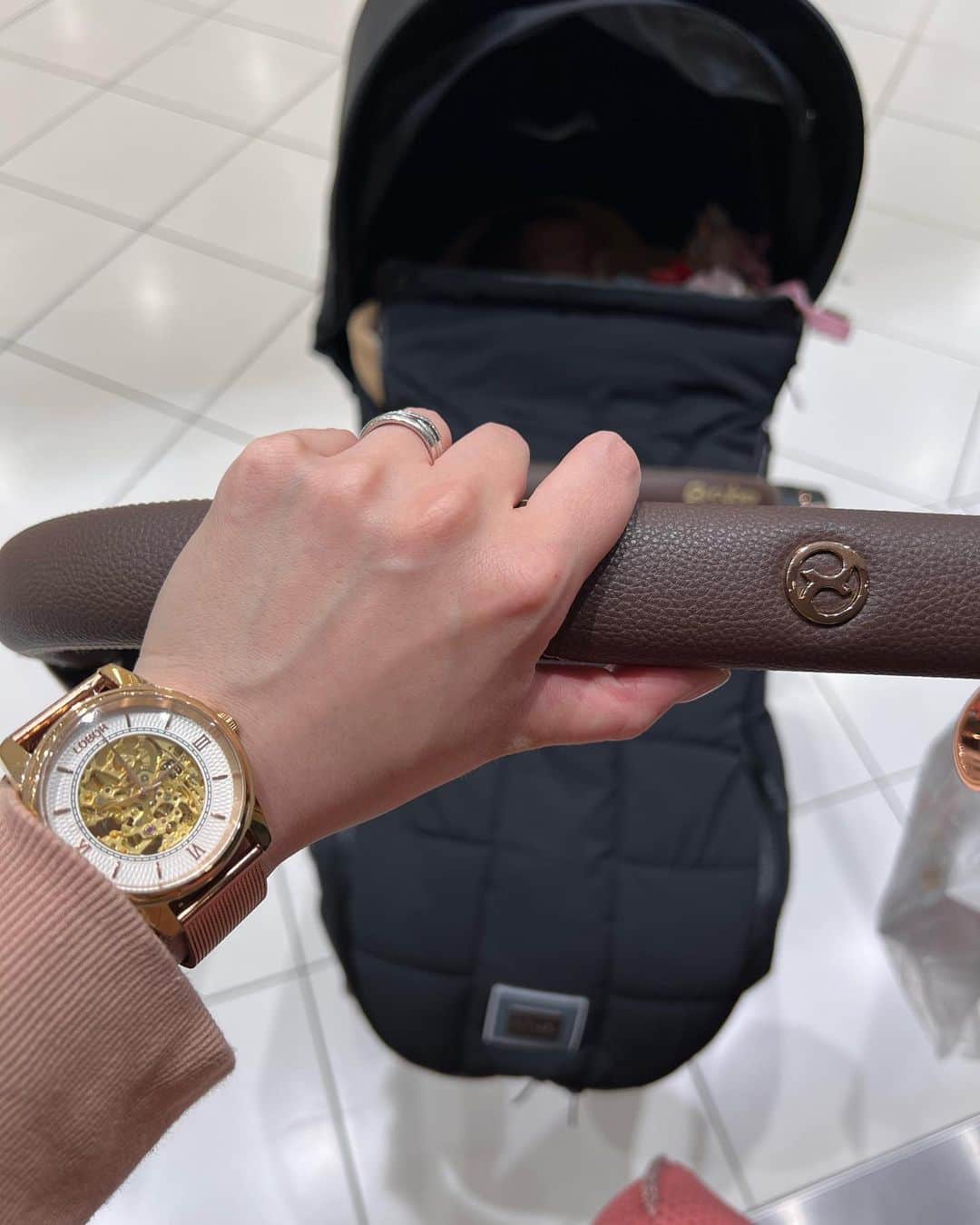 野田彩加のインスタグラム：「娘のお買い物😍✨✨ ⌚️とベビーカーの色合い合う😍👏  ついつい可愛すぎて洋服いっぱい買ってしまう🥺❤️❤️  #新米ママ #lobor #ロバー #腕時計」