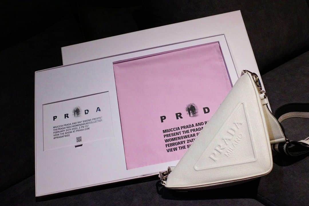 ミンギュのインスタグラム：「#Prada  #PradaFW22  #PradaTriangle  #광고  미우치아 프라다와 라프시먼스가 함께하는 프라다 FW22 여성복 컬렉션, 2022년 2월 24일 오후 10시 프라다 닷컴을 통해 함께 보실 수 있습니다🤍」
