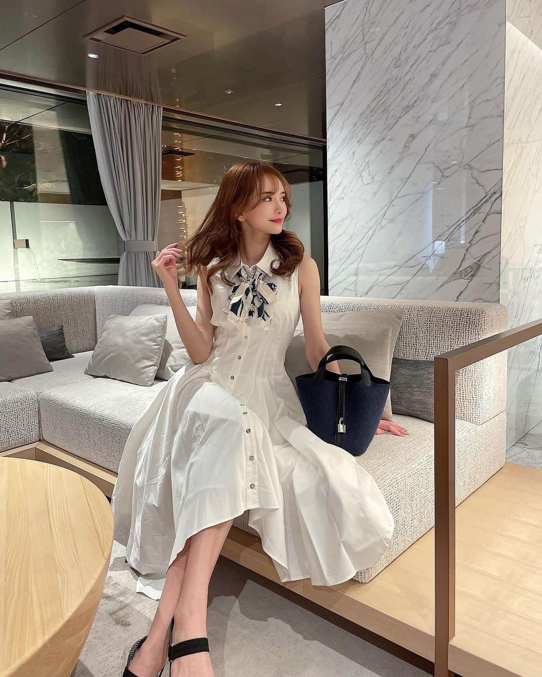 のインスタグラム：「気持ちは春です🌸  @belinda_official_world の シャツワンピ、着ると形がとても良くて可愛い🥺 . .  @biju_tokyo で オーダーメイドスリミングコースしたから身体も良い感じに引き締まってる💪 私、良いところ見つけると 冒険せずに通い続けるタイプだから（冒険して失敗したくないw） いつも投稿同じとこしか出てこないねw笑🤣 . . #ootd #春コーデ #シャツワンピース」