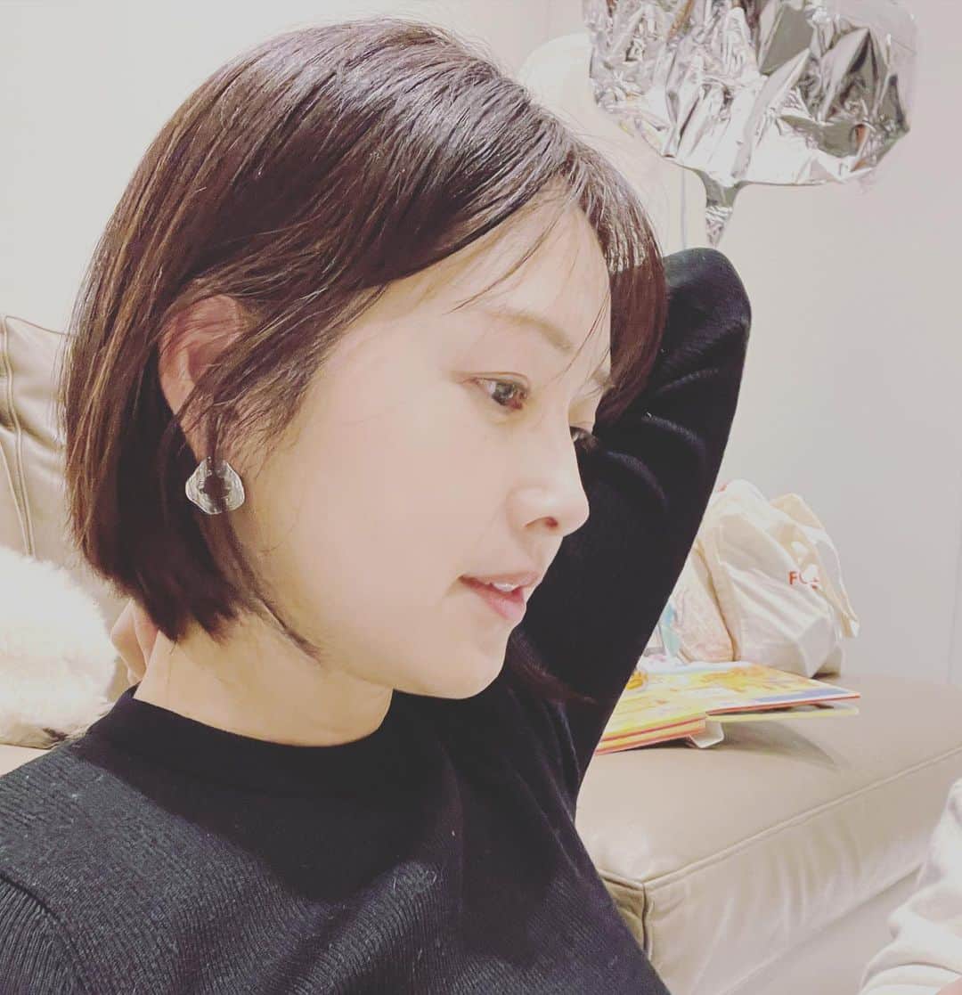 笛木優子のインスタグラム：「今日も寒かったですねーー！  ついに明日は駐在刑事3 最終回です🏔  最後までよろしくです🌟  あ、髪切りました💇‍♀️  髪洗うのも乾かすのも楽になったんですが、静電気がすごかです😅」