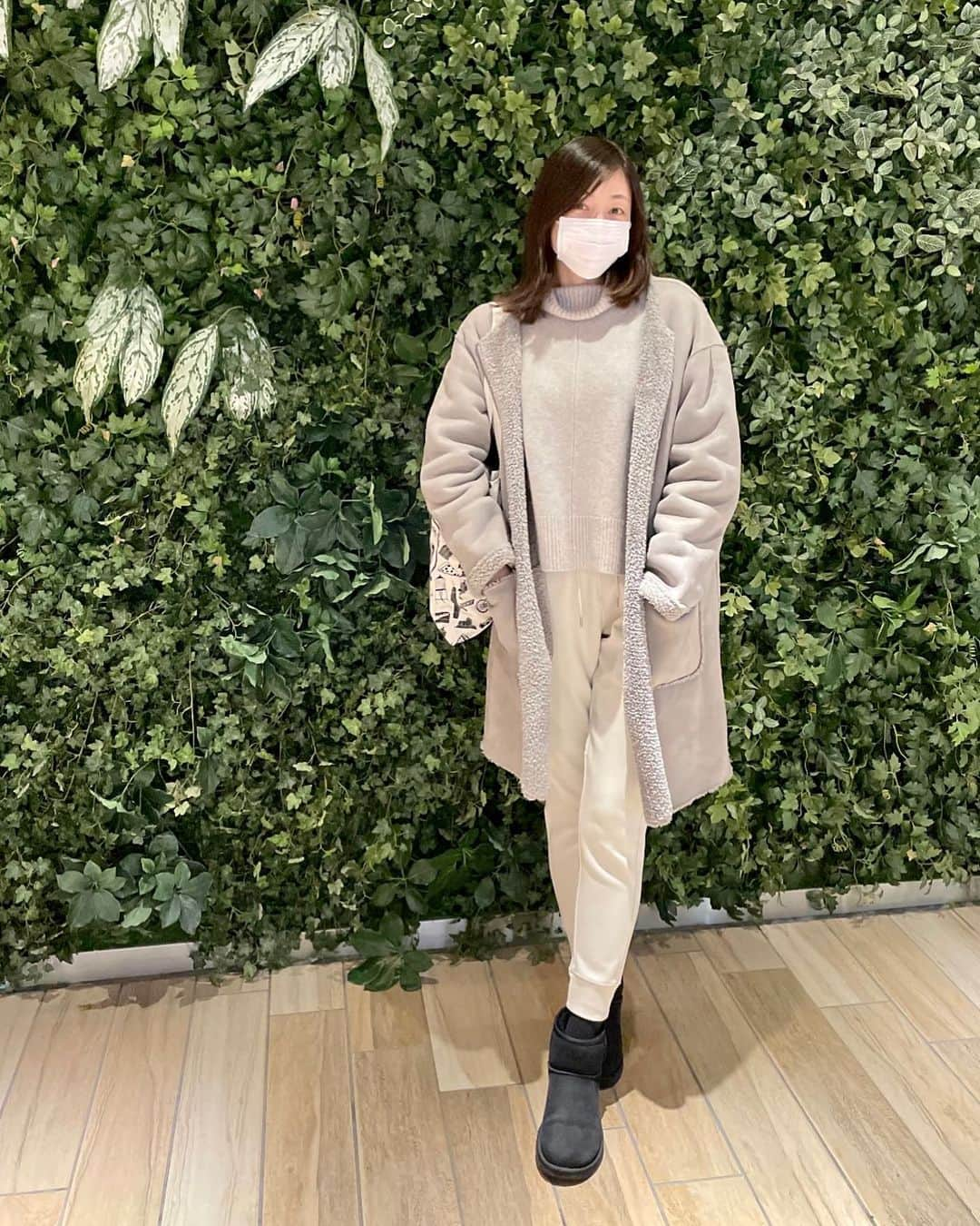 青山倫子のインスタグラム：「少しずつ春を感じるようになって来たけど、まだまだ毎日寒いですね。 みなさん お元気ですか？ いつのまにかこんなに間が空いてしまっていた‥ すみませんです。。  私はコロナウィルスに罹患し、療養をしていました。 医療関係者の方々や保健所の方々のお仕事を増やしてしまったこと、本当に申し訳なく思っています。 たくさんの人にご心配とご迷惑をおかけてしまいました。 そしてたくさんの人に支えてもらいました。 本当に感謝しかありません。  私は7月と8月にワクチン接種済み。 普段から大盛り大好きな食欲旺盛で、いつでも人と戦えるくらいに適度な運動を行って、寝るのが大好きなので、睡眠はたっぷりを心がけ、普段から‘体が資本！’と意気込んで、香味野菜をたくさん食べて、免疫力を上げるのに努めている43歳の女性です。  症状は人それぞれだと思いますが、インフルエンザ、扁桃炎を何度か経験していますが、それとはまた全然違う辛さでした。  最初は、ん？喉が痛い？くらいだった違和感が、たった15分後くらいには激痛に変わり、それからは数分間隔くらいで節々の痛みやらだるさやら悪寒やら熱（38度くらい）やらと症状が出ました。本当にあっという間でした。 陽性と連絡が来た時はもう頭の中が真っ白。 どうしよう‥迷惑がかかってしまう、、っていう不安。 そんな中での自宅療養スタートでした。  日々刻々と変わる症状、1日ごとに良くなるのかと思いきや、私の場合は3.4日目が1番辛かった。 熱は解熱剤を飲んで38度くらい。咳や鼻水、頭痛など新たな症状が出た時は、その都度お薬を処方していただきました。（私はお友達が取りに行って置き配をしてくれましたが、薬局から送っていただけたり、薬局や行政などが届けてくださる地域もあるそうです）  療養に少しでも癒しをと、お友達が買ってきてくれたキティーちゃんやガチャピンのトイレットペーパー。ワンちゃんを抱っこして食べ物を届けに来てくれたお友達がインターフォンに映って癒されたり。食べたことのないような光り輝くすんばらしいイチゴを送ってくれたお友達。食事が食べられなくて痩せただろうと、段ボールいっぱいにお菓子を詰めて、愛する姪と一緒に絵を描いて送ってくれたお姉ちゃん。私の好きな食べ物や免疫力がつくものをたくさん送ってくれたおかーさん。  置き配って、直接お礼が伝えられないから寂しいものかと思っていたけど、全然そんなことなかった。 私もこんなことができるような優しさと気配りの人になりたい！ 療養を終えた時には、たくさんの方への感謝でいっぱいのコロナ療養でした。  不安の中辛い思いをされた方、今されている方、もしかしたらこれからしてしまうかもしれない方。 勇気を出して、周りに助けを求めることができますように。 そして少しでも症状が軽いものでありますように。  少しでも苦しまないために、感染対策をしっかりとして毎日をお過ごしください！  #青山倫子 #たくさんの人に感謝 #どんな時でも心遣いができる人になりたい」