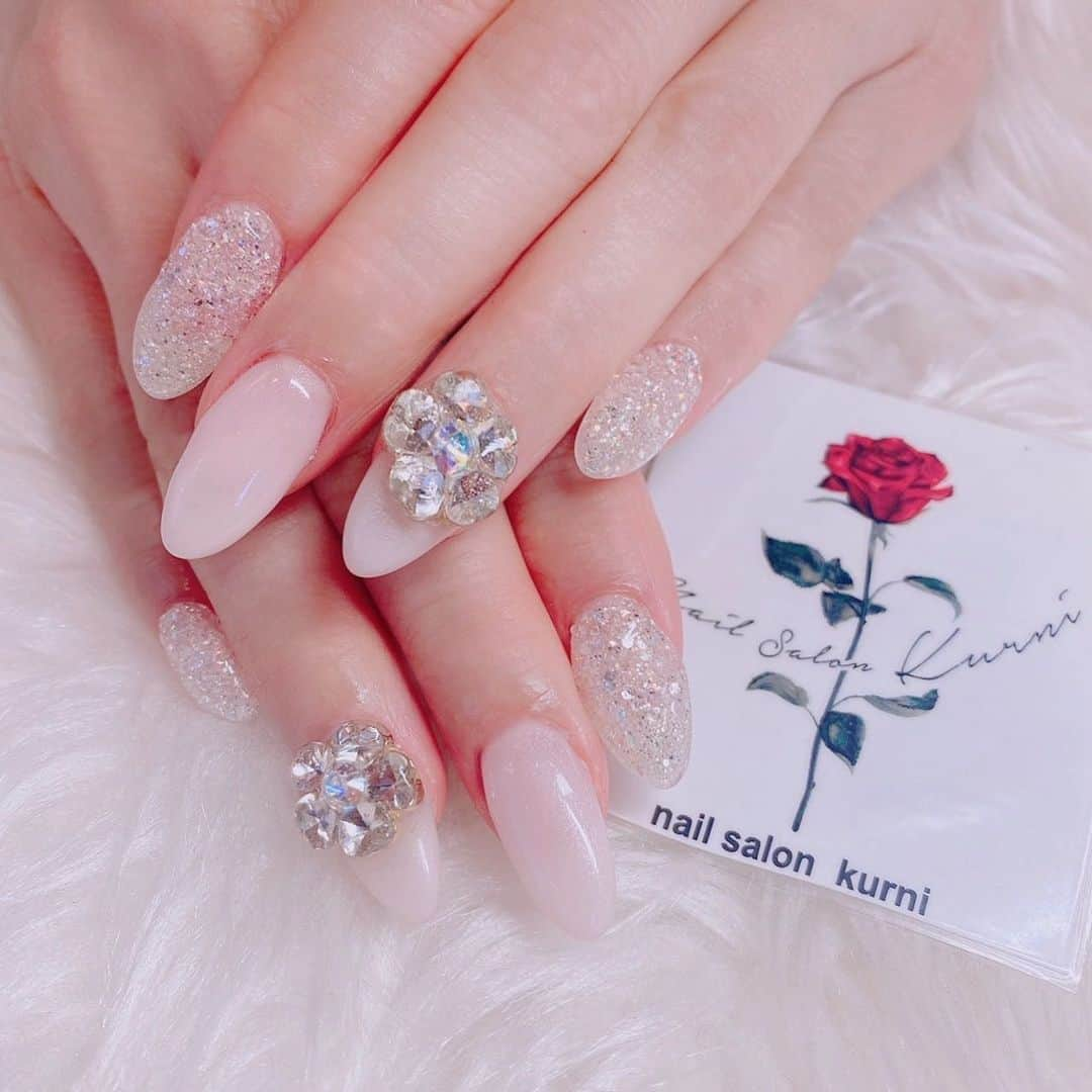 芹那さんのインスタグラム写真 - (芹那Instagram)「🆕💅🏻💓 @nailsalon.kurni_yuumi  #恵比寿ネイルサロン   いろーんなデザインしてきたけれど この長さに形 ピンクベースに ワンポイントの大きめストーンのデザインが定着してきた😚✨💓  好きなものは ずっと飽きずに好きでいられてるなって それがいっぱいになってきたから 最近新しいチャレンジすることあまりない😚その分悩む時間が減った気がする🥰#すきなものに囲まれて暮らしたい   #ピンクネイル  #네일아트  #ネイルデザイン  #春ネイル  #せりんこのネイル」2月24日 17時38分 - serinaofficial