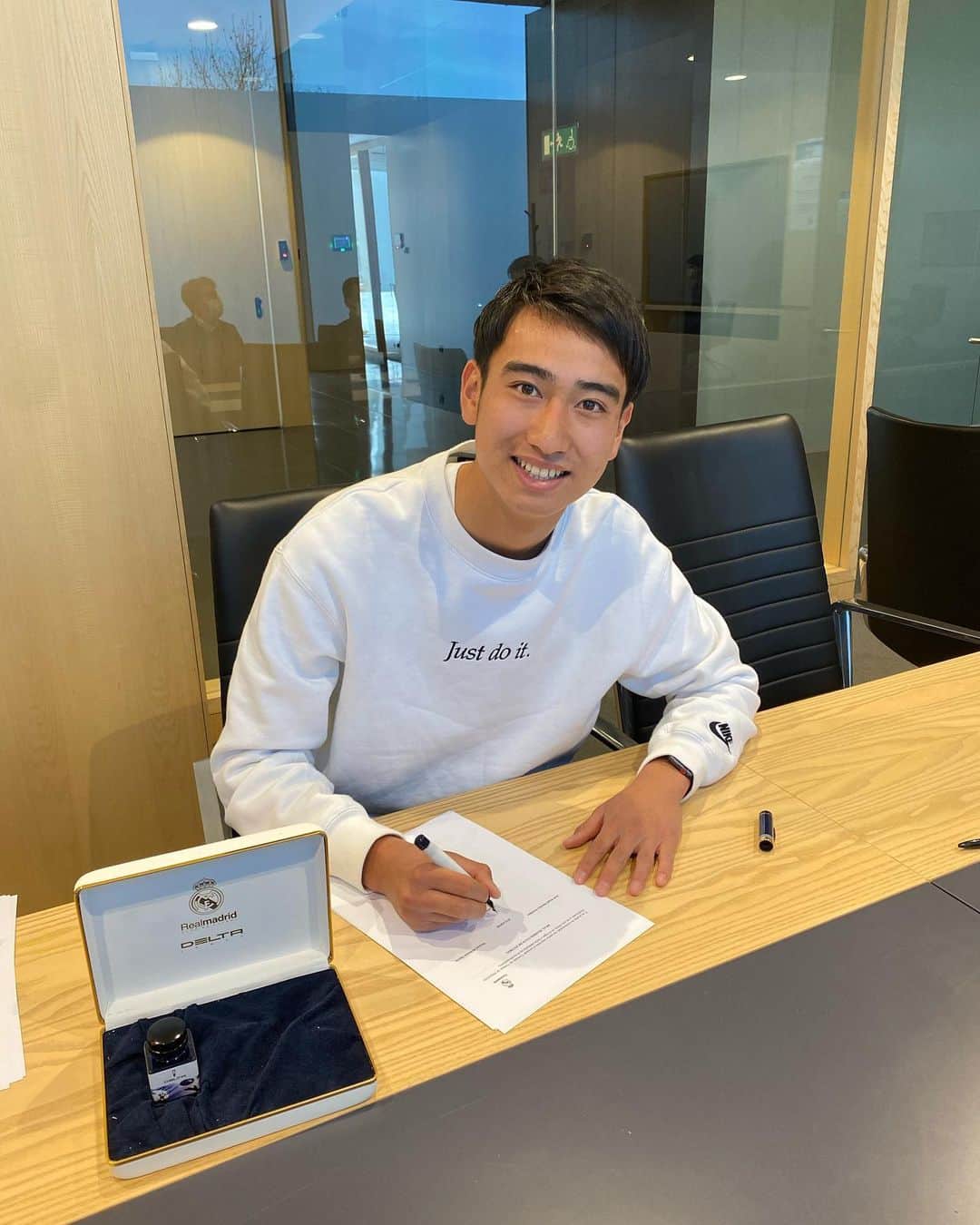 中井卓大（ピピ）のインスタグラム：「レアルマドリードと契約更新することができました。 とても嬉しい気持ちと、クラブや応援してくださる皆さんへの感謝の気持ちでいっぱいです。 これからも変わらずチームのためにプレーし、日々練習を積み重ねていきます。  I am honored to announce that I have extended my contract with Real Madrid.  I am very grateful to the club, all the staff and the fans who have supported me throughout my journey.  I will do my best to repay everyone by giving my all for this great club.   Tengo el honor de anunciar que he prorrogado mi contrato con el Real Madrid. Estoy muy agradecido con el club, todo el personal y la afición que me han apoyado a lo largo de mi camino. Haré todo lo posible para recompensar a todos dando todo por este gran club.  @realmadrid  @realmadridacademy」