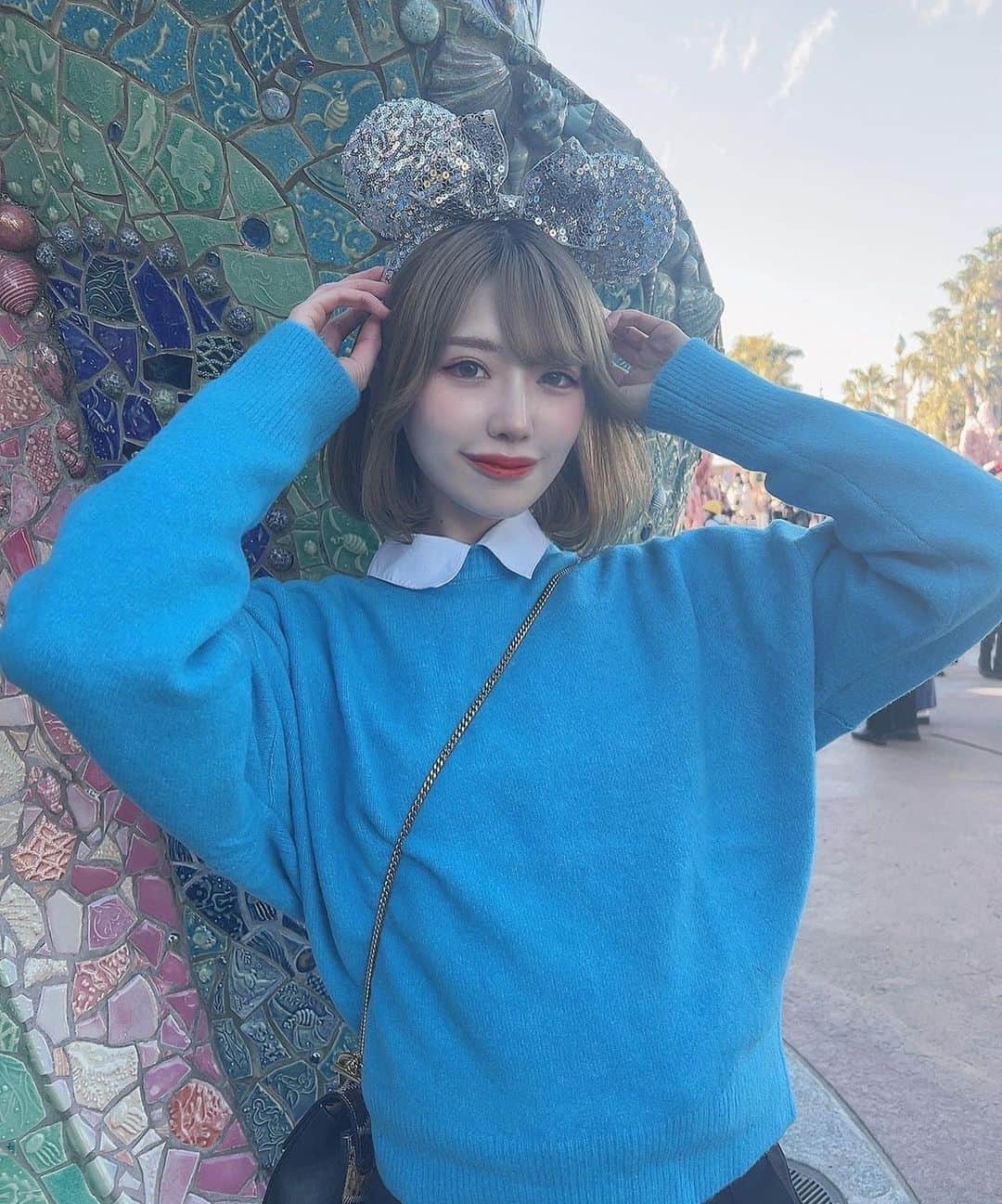 SHINTANITOUKOのインスタグラム：「マーメイドラグーンが 一番テンション上がる🧜‍♀️❤️  #ディズニーランド #ディズニーシー #ディズニー #disney #disneysea #disneyland #夢の國 #ミニーちゃん #カチューシャ #ディズニーコーデ #コーデ #code #水色 #ニット #ボブ #ビジョビ #レースクイーン #racequeen #マーメイドラグーン #マーメイド #アリエル」