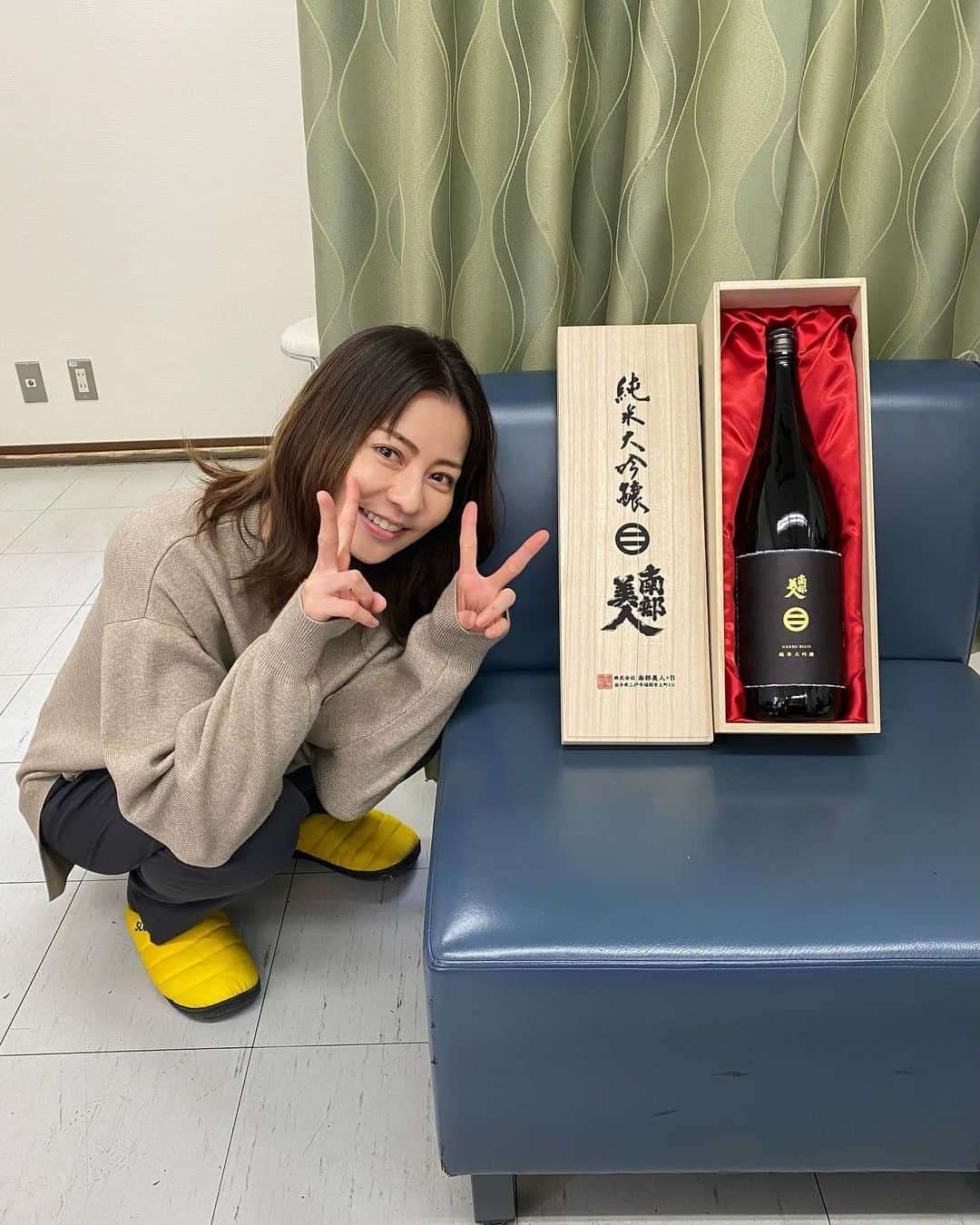 香里奈さんのインスタグラム写真 - (香里奈Instagram)「#真犯人フラグ チーム @shinhanninflag_ntv  から サプライズB.D プレゼントをいただきました！ 楽しみがまた一つ増えました！笑 ありがとうございます😋✨ #亀田運輸 笑 撮影も残りあと少し！ 最後までよろしくお願いいたします！！  I got my B.D gift from team Shinhannin flag by Kameyan-kyubin 🐢 ✨  #香里奈 #karina #guiltyflag #japanesedrama #亀やん急便  #🐢 #bd #撮影中 #背景現場感満載 笑 #純米大吟醸 #南部美人 #一升瓶 #🍶 #バタコ #木幡由実 #バタちゃん #おうちで呑もう！ #🏠」2月24日 18時26分 - karina_official_221