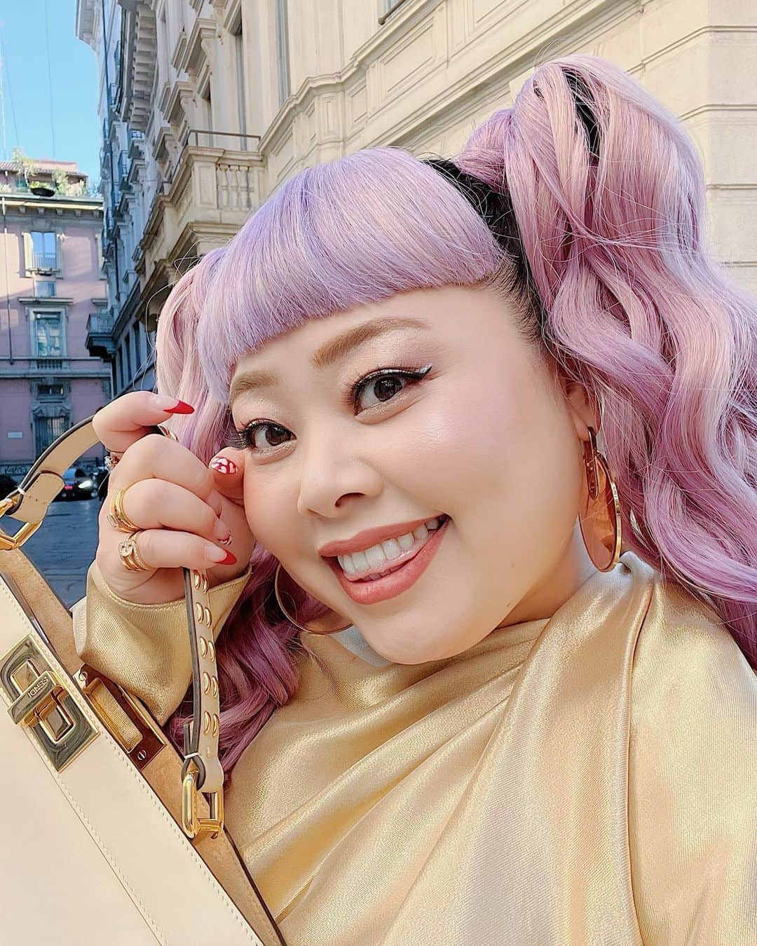 渡辺直美のインスタグラム：「@fendi ファッションショーにお邪魔しました💛素敵なお洋服達をまた生で拝見できて興奮🥺  私のお洋服も全身FENDIです💘 こんな素敵なドレス着れて嬉しい😭 今年は…色んなドレスに挑戦したい💪💚  終始、ツンツンタイムが来そうでしたが持ち堪えました😎うにょ  ヘアは @nerohair」