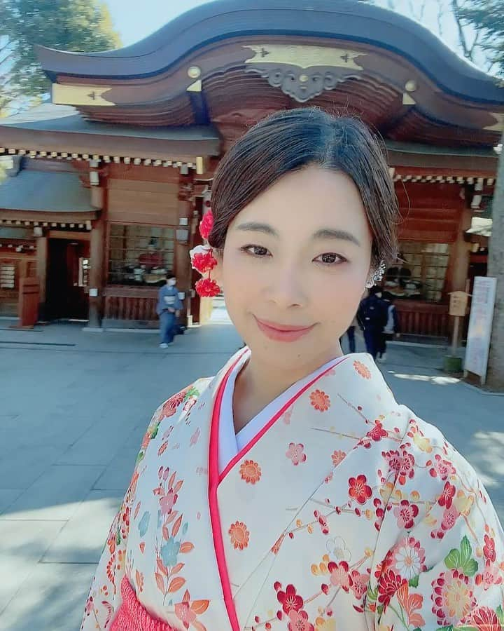 鈴木ゆまのインスタグラム：「2/23大國魂神社にて。  天気よく、気持ちよかった🌞😊🌞  カメラ回したけど、  はしゃぎすぎて、  なんにも言葉が出てこない。  皆さんは成人式、  どんな風に過ごしたのかな？  どんな気分でした？😉💕💕💕  #成人式 #大安  #振袖  #着物  #lgbt成人式  #鈴木ゆま  #鈴木ゆまは3度生まれ変わる  #大國魂神社  #loveandpeace  #goldenheart  #fashion #beauty #ダンサー #dancer #dance #instalike  #musical #instagram #influencer #インフルエンサー #グラビアアイドル」