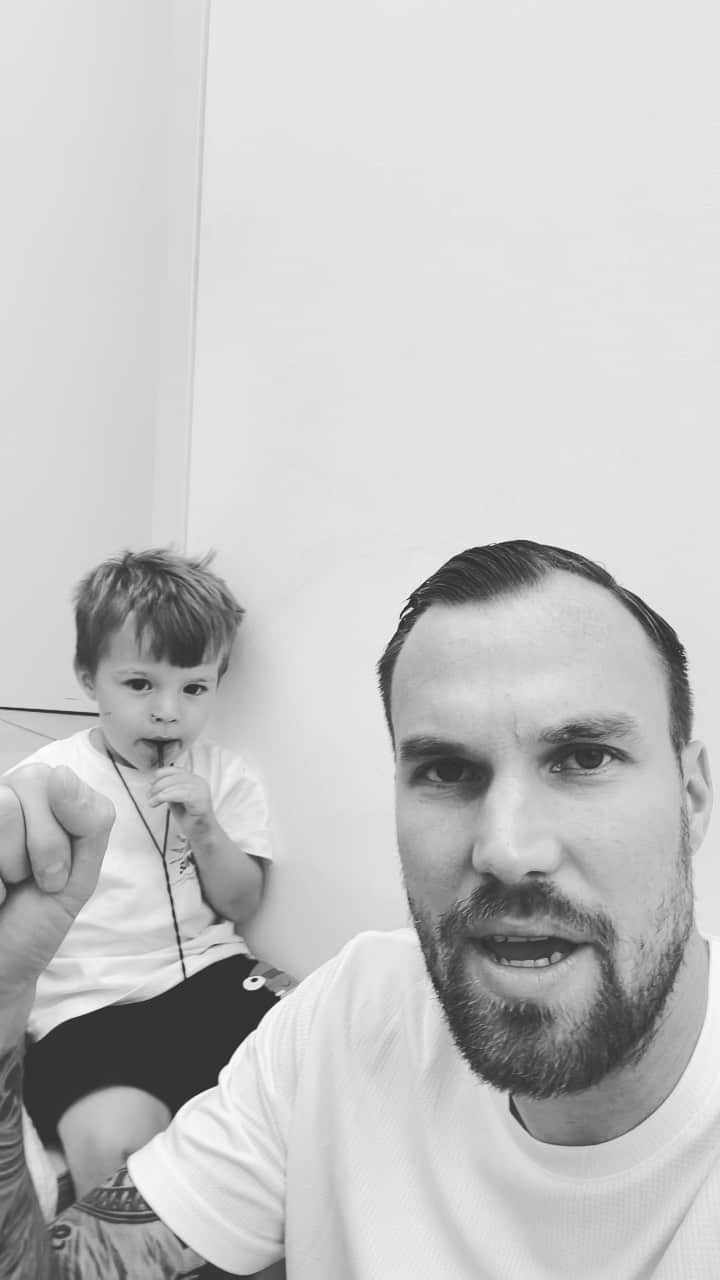 ケヴィン・グロスクロイツのインスタグラム：「Gestern schon eingestimmt 💪🏻👊🏻💯 Heute zählt es 🤝 #aufgehtsihrschwarzgelben #wirsindbereit #unserganzerstolzunserganzesleben #fische #familie #isso」
