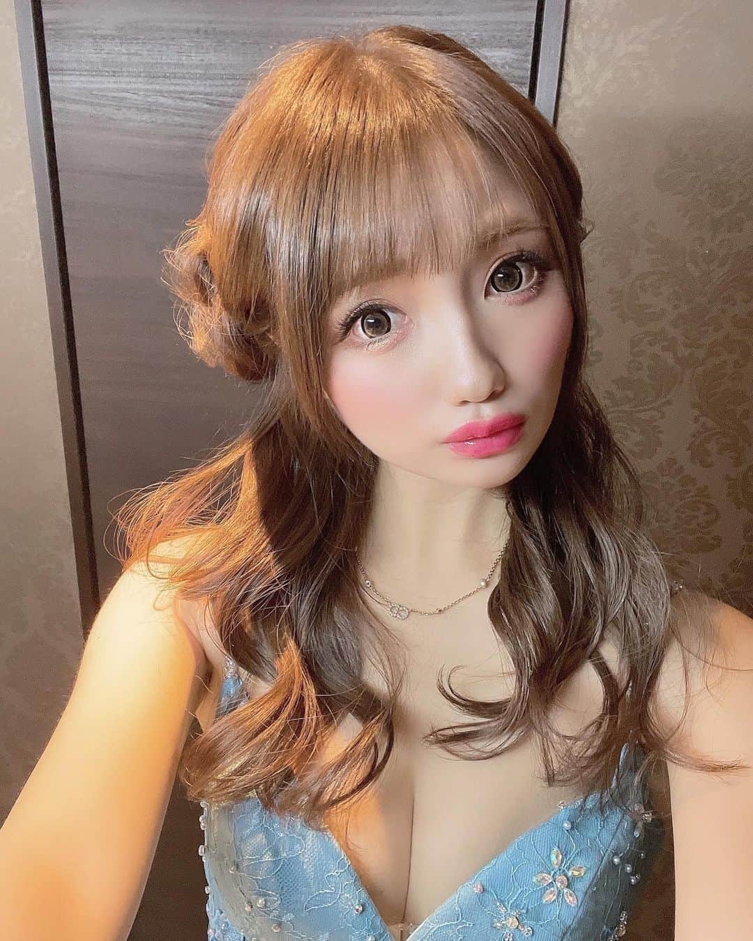 まゆぴちゅーさんのインスタグラム写真 - (まゆぴちゅーInstagram)「𝙉𝙀𝙒 𝙃𝘼𝙄𝙍✂️❤︎  そいえばこの間髪色ちょっと変えて 前髪もいつもより短めのシースルーにしてもろた💓  柔らかい系のブラウン系❤︎  前髪は絶妙でさすがです⁽⁽꜀(:3꜂ ꜆)꜄⁾⁾♡  いつもありがとまこっちゃん🐶🌼 ▶︎ @makoto__kamijo  in @lwis_hair  . . . #ニューヘアー #newhair #ブラウンヘアー #ベージュカラー #ブラウンカラー #シースルーバング #シースルー前髪 #ストレートヘアー #トリートメント #ビジョビ」2月24日 18時59分 - mayu_03pichu