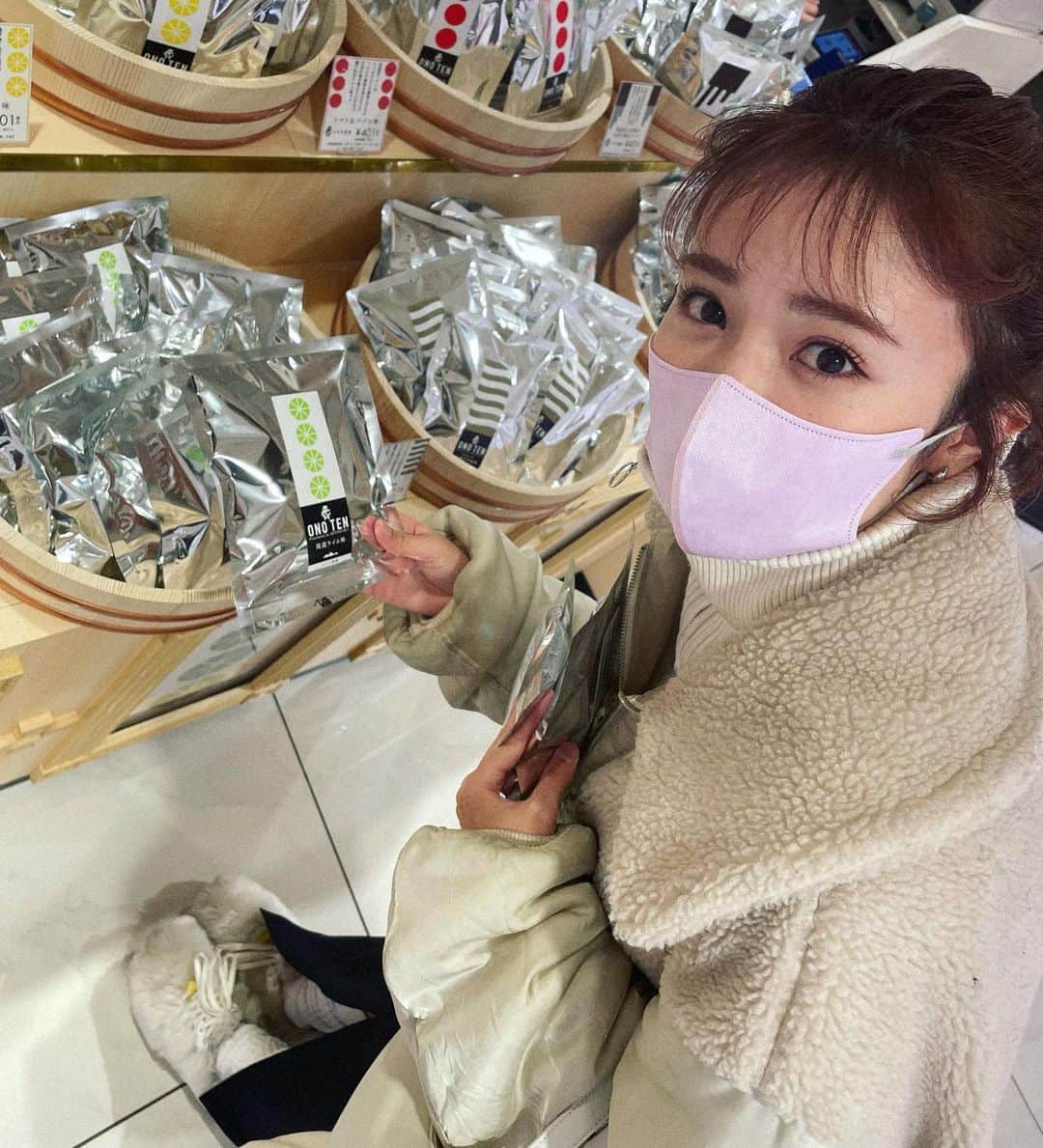 菜乃花のインスタグラム：「🍋popup store🍋  今日から始まった 【 SETOUCHI＋】さんの 期間限定ショップに早速伺ってきました！  お馴染みの定番おつまみの新商品を始め、キャンドルや革製品などの瀬戸内の商品が並んでいて、地元の物でも知らないものがたくさんあるのだなーと色々と知れて楽しかったです✨  二子玉店のスタッフさんには私の地元福山の方もいて、 地元の方に会うのは珍しいので勝手に親近感と嬉しい気持ちになりました☺️  今回行ったpopup storeは！ ・二子玉川ライズ  B1F 東急フードショー内    2/24(木)~3/2(水)  そしてこちらでも！ ・渋谷ヒカリエ ShinQs B2F   2/24(木)~2/28(月)  ということで、 2箇所で開催中だそうです🌷 お近くの方は是非寄ってみて下さいね😉  現地が遠い方はオンラインショップも😉  @setouchi_p   試食したライム味とても美味しかったよ🤤  #SETOUCHIPLUS  #瀬戸内プラス #瀬戸内お土産 #PR」