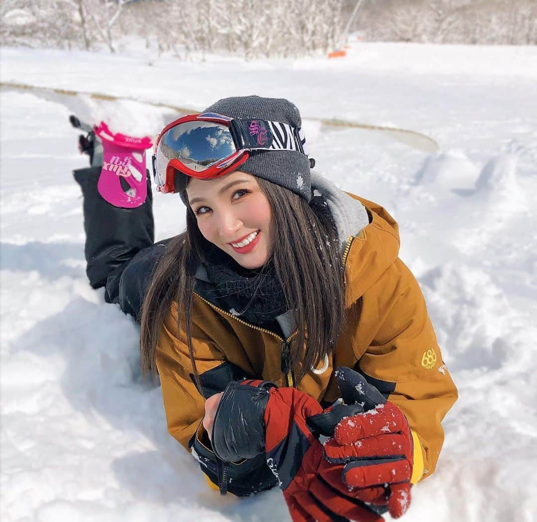 ばんちゃんのインスタグラム：「雪遊び☃️ 今年の雪良すぎ〜🤍❄️☃️🤍💭🐼 . . #ゴルフ女子の休日#パウダースノー #雪 #雪景色 #雪遊び #yuki#ニット帽 #スノボー#スノーボード#スノーボード女子 #スノボー女子#ゴルフ女子#ゴルフ#スノボーウェア #スノボー初心者 #スノボー仲間募集中 #運動部 #全部雪のせいだ#686」