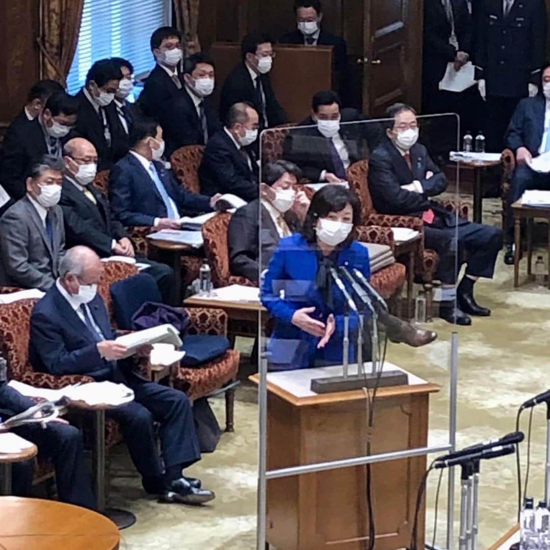 野田聖子さんのインスタグラム写真 - (野田聖子Instagram)「本日より参議院予算委員会が開催となり、令和4年度総予算に係る基本的質疑が行われ、立憲民主党森ゆうこ委員より、岸田総理が明言された「子供関連の予算の倍増」、その実現時期についてご質問がありました。  総理もお話しをされていますが、こども政策に関する予算については、私としても、期限・規模ありきではなく、こどもの視点に立って、内容を充実させつつ、しっかりと確保していきたいと思っております。  また、こども政策を強力に進めるために必要な安定財源の確保については、基本方針においても、「政府を挙げて、国民各層の理解を得ながら、社会全体での費用負担の在り方を含め、幅広く検討を進め、確保に努めていく」こととしており、政府全体での議論が必要であると考えております。  #野田聖子  #参議院予算委員会」2月24日 21時08分 - seiko.noda