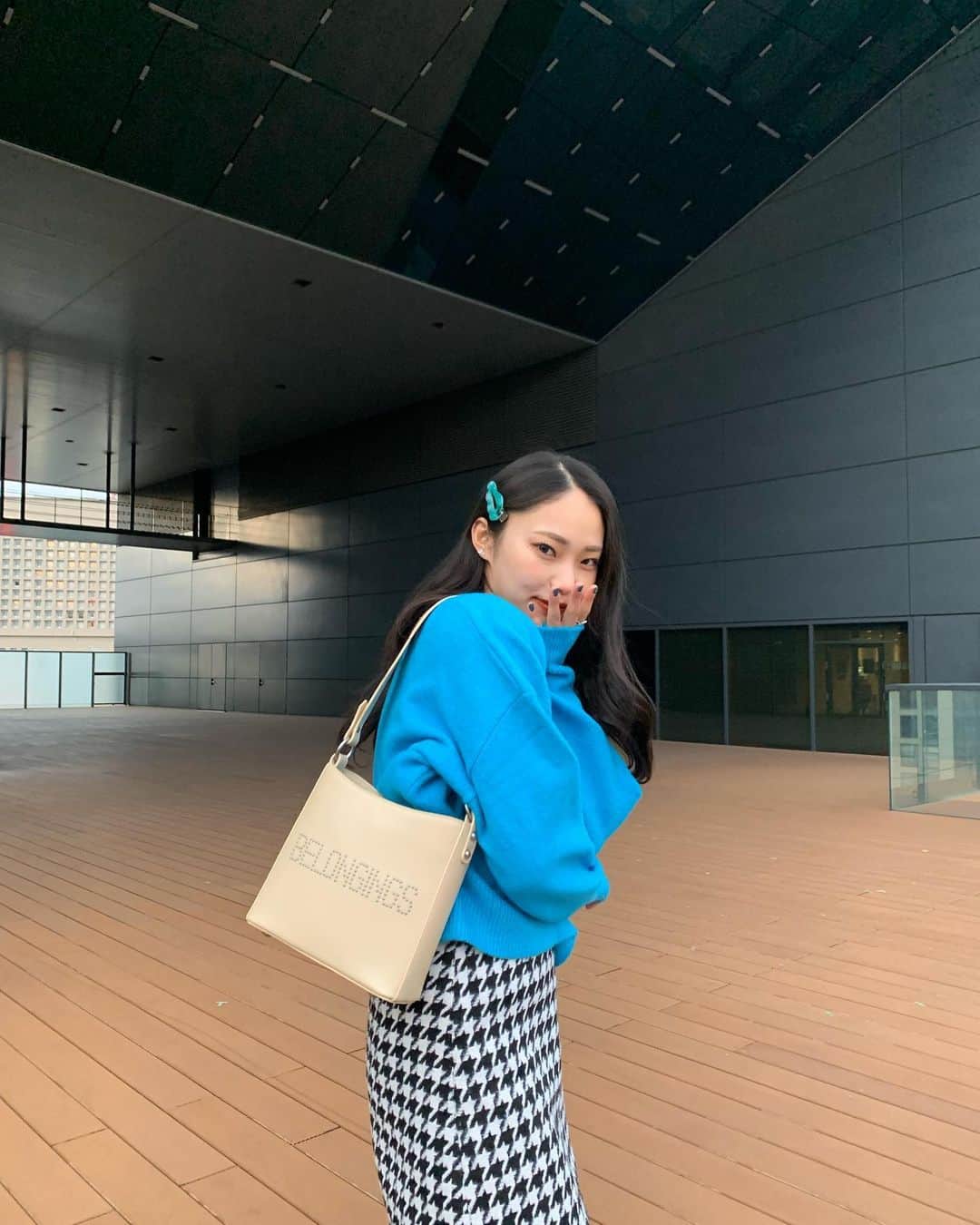 川西莉子のインスタグラム：「・ 単色ニットが春っぽくてかわいい👗💙 けどまだまだ寒い❄️笑  ⠀ ⠀  ⠀  #jk #fjk #05 #music #fyp #ファッション#コーデ #メイク #makeup #fashion #ootd #오오티디 #패션 #메이크업 #zara #moussy #sly #grl」