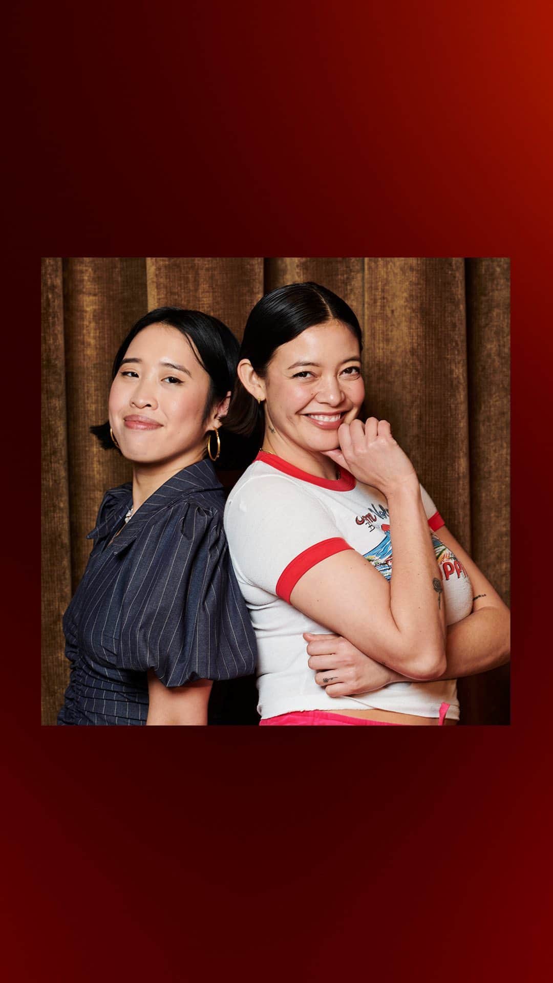 ナオミ・シマダのインスタグラム：「AND JUST LIKE THAT WE’RE BACK!  me + the dreamy @miss_zing have been called back into public service to recap the existencial chaos that is the LAST EVER SEASON OF KILLING EVE the only way we know how! we’ll be discussing the lookz, the metaphorical choices of every snack and looking at all the meltdowns that our galz are going through! BUT the big news this year is, we’re now not just a podcast, we’re on the telly! You can find us on BBC3, iplayer and wherever you listen to your podcasts from this monday the 28th of feb!!!   and hehe this video is very aunties make a TikTok ~ SORRY NOT SORRY BABY XO 🧨🔫⛓🌹💋👅」