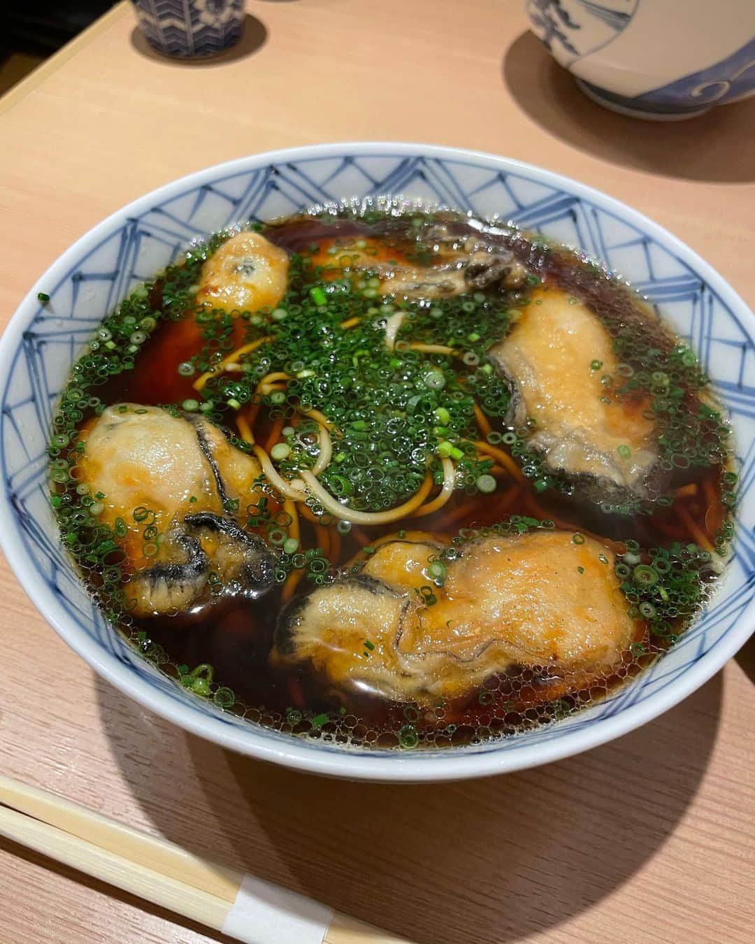 麻生裕子のインスタグラム：「大❤︎満❤︎足❤︎  #おそばの甲賀 の牡蠣蕎麦。 2月までらしいので、牡蠣蕎麦ファンのママ友と駆け込みで行ってきました。  牡蠣2つ追加で。  はー美味しすぎてもうまた食べたい😍  また来年〜😭😭😭  ＃牡蠣蕎麦 ＃牡蠣 ＃美味しいものって幸せだよね」